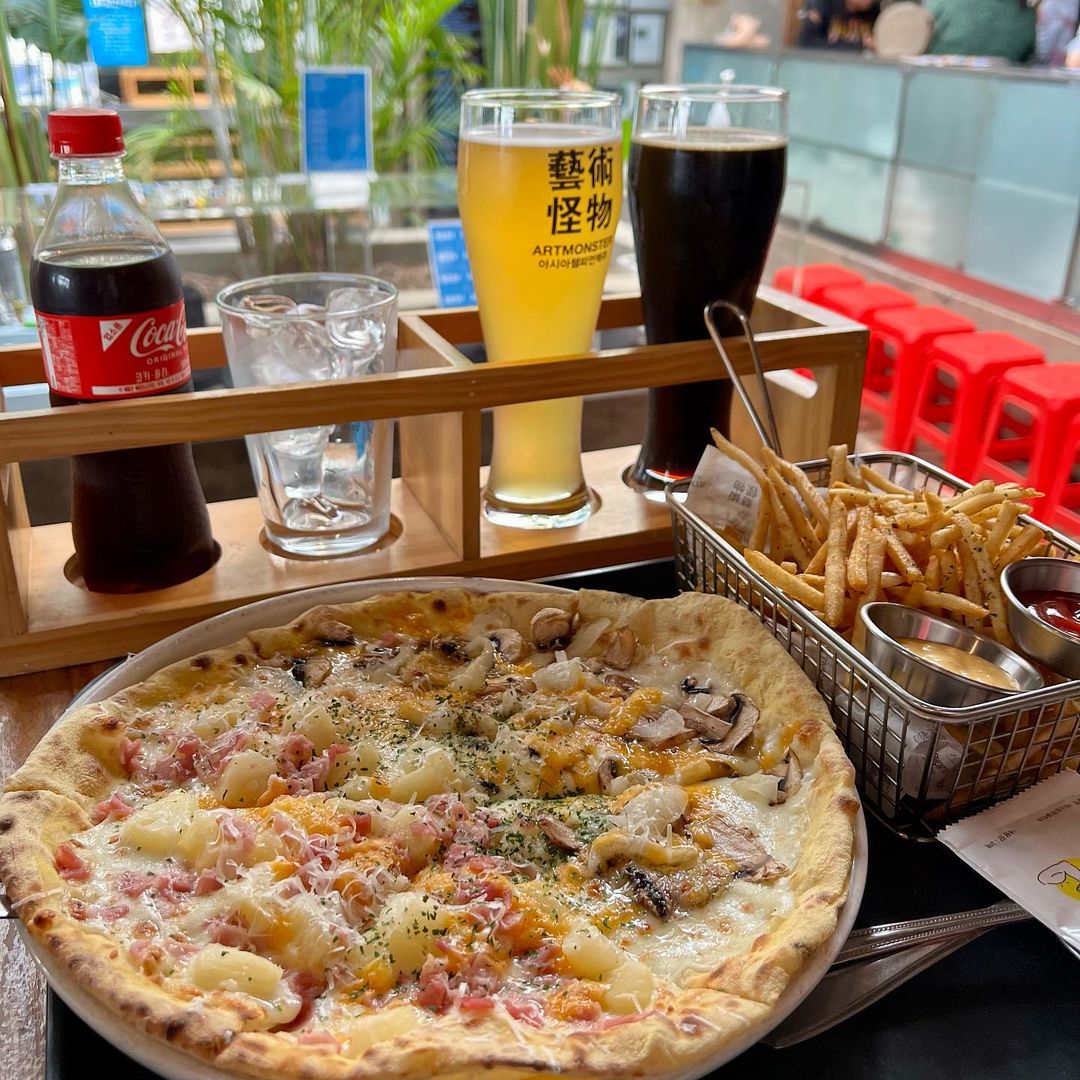 @dong0_03.14 on Instagram: “" 요즘 익선동 핫플 , 아트몬스터 익선동점 " 💕요즘 익선동에서 제일 핫하다는 '아트몬스터'🍺 💕매장 외부 및 내부 모두 한옥컨셉으로 신경을 많이 썼다는 느낌을
