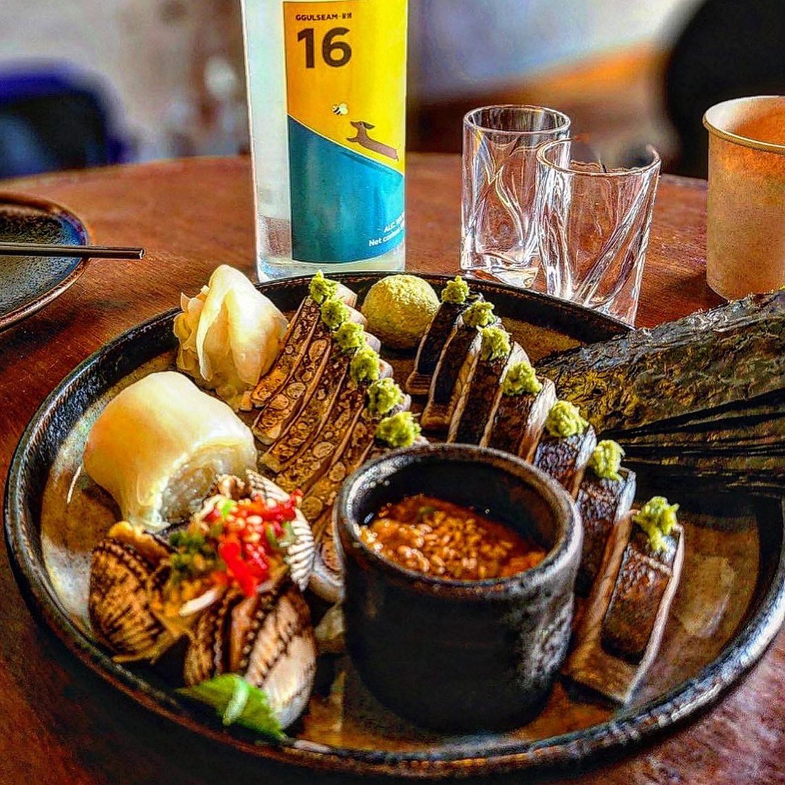 힙하고 예쁜 숙대입구 술집 #평화남영 ❤

우연히 너무나도 핫한 남영동 삼치회 맛집을 발견 ❗❗

핫플 그자체라 오픈시간전에 웨이팅을 걸어놓는 곳으로 유명한 평화남영에 다녀왔어요😵‍💫

사람이 무지 많아서 오픈전에 가도 꽤 오래 기다려야 하는 경우도 있다는😱 전 다행히 평일에가서 긴 웨이팅 없이 다녀왔답니댜💓

음식 주문하고 기본 반찬인 볶음김치를 한 입했을 때 아.. 끝났다... 싶었음!!!!
아시죠!?! 기본 찬이 맛있으면 메인음식은 뭐 믿먹이죠😋🧡

후우,, 삼치회 나오자마자 한입 먹고 바로 녹아버릴뻔...☺️ 비리다는게 도대체 뭐죠⁉ 입안에 넣자마자 사르르 녹아 없어지는 매직을 경험할 수 있답니다!! 같이 나오는 백김치에 싸먹으면 맛이 두배😇

삼치회는 평화남영의 메인음식인 만큼 정말 최고여뜸💗💗 진짜 꼭 진짜진짜 꼭 !!! 강추 드려요💯💯

새우배추전은 처음 먹어봤는데, 무지 바삭했구 육회도 양이 어마무시..
이와중에 양많다 해놓구 육회에 밥 비벼먹은건 비밀..💘

음식과 분위기는 다른곳보다도 너무나 완벽했지만 테이블 사이가 조금 좁아 아쉬운점이 있었답니다😢 

다인원으로 오시는 분들은 6인부터 테이블 예약 가능하다고 하니 참고하시면 좋을 듯 합니다 :)💞 (예약은 인스타❗️)

아! 그리고 술집인데 공간이 좁다보니 3시간의 시간제한이 있더라구요 ㅜ.ㅜ
더 시켜서 오래 있고 싶었는데 어느새 시간이 다 지나서 나왔어요....... 

3시간동안 둘이서 8만원 넘게 썼눈데 어떠케 3시간밖에 못있냐구욤!!! (완전 속상)

매정하다고 느껴졌지만 맛있었으니 참는댜.. 쒸익쒸익😨❤️‍🔥

여러분 숙대입구 맛집은 평화남영입니댜!!!

🍪 장소 : 남영동 평화남영
🍪 위치 : 서울 용산구 한강대로80길 11-47 
🍪 가격 : 삼치회 - 17,000원 / 새우배추전- 13,000원 / 육회- 15,000원

#남영동 #용산맛집 #남영맛집 #서울맛집 #술집추천 #맛집추천 #삼치회 #술스타그램 #술안주 #안주스타그램 #용산구맛집 #핫플 #서울핫플 #푸디 #음식사진 #먹스타그램 #먹방 #먹팔 #먹스타 #술스타 #먹팔맞팔 #음식스타그램 #분위기좋은술집 #먹방스타그램 #먹부림 #육회 #선팔맞팔 #소통 #좋테