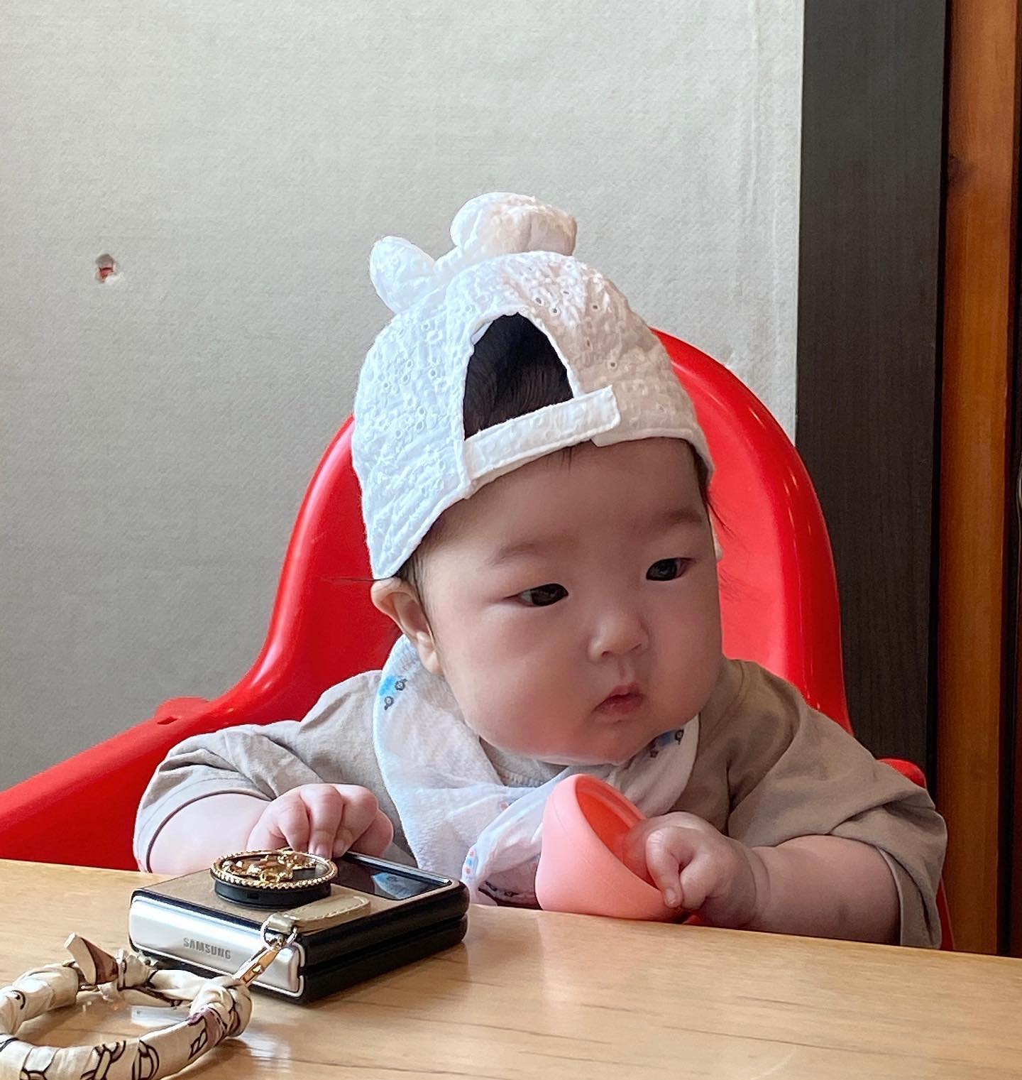 ｂｏｍｓｏｍ _

우리 솜이도 쑥쑥 자랐답니다🤭💛
이야기도 많이하고 밖에나가면
사람들보고 방긋방긋 웃어줘서
인기쟁이가 됬어욬ㅋㅋㅋㅋㅋㅋ