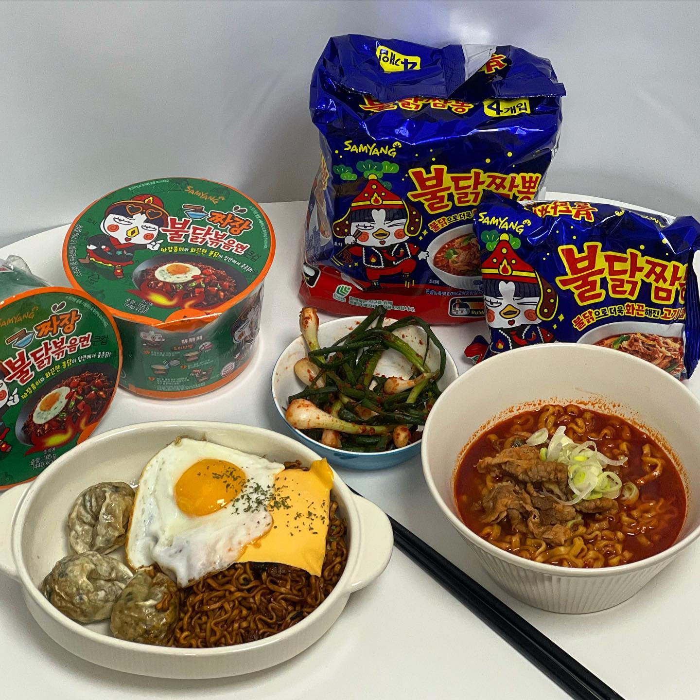 #협찬 samyangfoods ilovebuldak

불닭의 10번째 생일을 축하합니다 🔥🎂
불닭의 10주년을 맞이하여 새롭게 나온 신상
불닭짬뽕과 짜장불닭 제가 한 번 먹어보았습니다 🙋🏻‍♀️

시작에 앞서 패키징에 관한 얘기를 빼놓을 수 없는데요
불닭이 지구를 위하여 친환경 포장재를 사용했다고 합니다 🌏
여기서부터 벌써 호감이네요 💪

이번 신제품인 불닭짬뽕과 짜장불닭은
지금까지 써온 불닭 패키징 컬러와 다르게
눈에 확 들어오는 진한 컬러였어요
과연 제품의 색감과 같이 불닭의 매운맛을 잘 표현했을지 함께 살펴보자구요 🥸
(호치도 꽃단장한거 너무 귀엽지 않나용 💓)

아무튼 먼저 🔥불닭짬뽕🔥
소개를 해드리자면요

진~한 고기육수에 불닭의 매운맛이 더해진 짬뽕이예요
조리 후에 넣는 조미유를 넣으니 불맛이 장난 아니더라구요 (꼭 넣으세요) 🔥 육수도 정말 진했고 고기 건더기도 정말 큼지막하게 왕창 들어가 있었어요 🍖
맵기는 까르보불닭이랑 비슷해서 많이 맵지 않더라고요 🌶
많이 맵지 않아서 국물까지 호로록 했답니다 😀
아 참, 면빨도 정말 도톰 + 탱글했고 국물까지 쫘압 흡수해서 너무 맛있었어요

고기 육수가 들어갔다길래
고기를 추가해서 먹으면 더 맛있을 것 같아서
집에 남아도는 샤브샤브 고기를 추가해 먹었어요
이거 정말 맛있게 먹어서 까르보불닭이랑 같이 제 최애 불닭으로 바로 등극했답니다 💓

다음으로는 🌶 짜장불닭볶음면 🖤
이 제품은 사실 리뉴얼된 제품이라고 해요
원래도 맛있었던 짜장불닭볶음면이었는데
아쉬운 점은 빼고 좋은 점만 잔뜩 넣었겠죠 🫶🏻

저는 평소에도 짜장 + 불닭의 조합을 좋아해서
불닭볶음면과 다른 짜장라면을 섞어먹곤 했었는데요
이렇게 한제품으로 다시 출시되어 얼마나 편하고 좋은지 몰라요 😝💓

깊고 진한 짜장 풍미(고소달달)와 불닭의 화끈함이 생각보다 너무 잘 어울리는 제품이었어요 (저는 사진찍느라 면이 좀 불어버렸지만 🤣) 촉촉하게 먹으면 더 맛있을 것 같더라고요 🖤

짜장라면하면 빠질 수 없는 파김치와
군만두, 짜계치 조합이랑 함께 먹어봤는데요
말해뭐해 너무 맛있게 잘 먹었었어요 ❤️
확실히 치즈가 들어가니 하나도 안맵더라구요 !-!-
저처럼 불닭이랑 짜장라면이랑 섞어서 드셨던 분들!
짜장불닭볶음면 함 드셔보세요 후회하지 않으실거예요 😉

말이 너무 많아졌는데 불닭진심녀 불닭신상에 취향저격 제대로 당했습니다 ,, ❤️🫶
이 두제품 모두 너무너무 맛있었어요
불닭러버분들 꼭 한번 드셔보셨으면 좋겠어요
분명 후회하지 않으실거에요 💪
불닭 10주년 20주년 100주년
영원히 함께합쉬다 ,, 😘

 
 

* 본 후기는 업체로부터 제품을 무상으로 지원받아 작성된 후기입니다 *

‪· · ─────── ·𖥸· ─────── · ·

#불닭짬뽕 #짜장불닭볶음면 #짜장불닭 #삼양식품 #짜장라면 #짬뽕라면 #불닭볶음면 #라면레시피 #불닭 #불닭볶음면 #불닭신상 #신상라면 #편의점신상 #라면