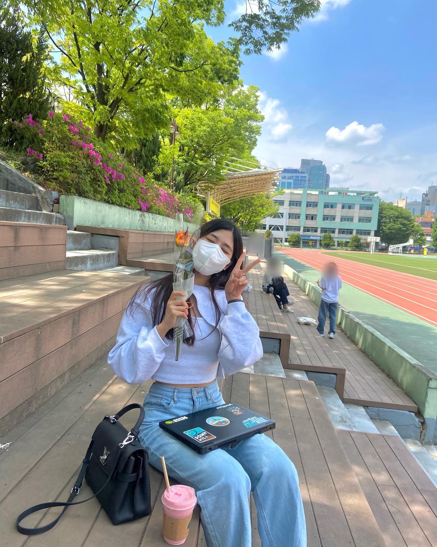 재량휴업일이라 출근도 안 하고 교대가서 예령이도 만나고 예령이한테 꽃도 받고 과학과 후배님들도 만나고 날도 좋고 행복했던 하루🌷세상에 좋은 일이 참 많아 :D