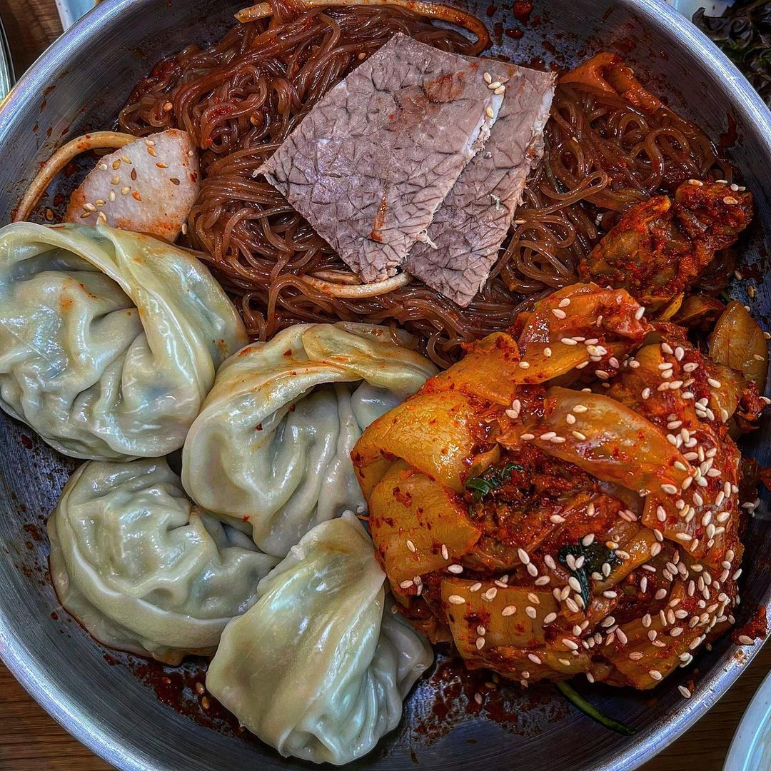 먹뜰 | 먹스타그램 on Instagram: “#광고 #황해면옥 🪧이날의 메뉴 - 평양냉면 9,000원 - 비빔냉면 9,000웡 - 소고기김치비빔 10,000원 - 소고기 왕만두 5,000원 70년 전통이 담긴 평양식 냉면. 황해면