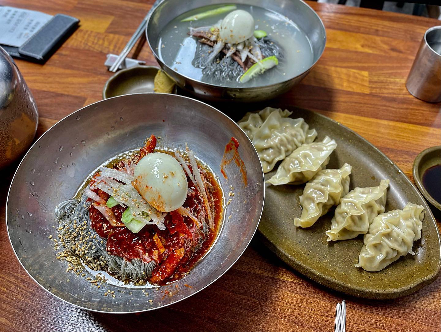 춘천 #함흥냉면옥 

✨춘천인들의 냉면 맛집✨

요새 날이 더워져서 그런지 냉면 생각이 엄청 나길래 
제가 좋아하는 함흥냉면집으로 달려갔어요!

#회냉면 #물냉면 #찐만두 
이렇게 세가지 시켰답니다😎

회냉면에 명태무침이 올라가는데 매콤고소한 양념이랑 
어찌나 잘 어울리는지요ㅠㅠㅠㅠㅠ 
엄청 부드럽고 고명이 많이 들어가있어요! 

남편은 날이 덥다며 물냉 먹었는데 물냉도 나쁘진 않았어요!
그치만 회냉면 시켜도 동치미육수 주시니깐 
회냉면에 육수 부어드시는걸 추천드릴게요☺️

회냉면이 쫀맛입니다.. 면도 쫄깃쫄깃하구요 
젓가락질을 멈출 수가 없어....🤩

냉면 먹을때 만두 빠지면 섭하잖아요,, 
맛있는 갈비만두예요ㅎㅎㅎ😋

그리고 이 집에서 빠질 수 없는 온육수.... 
고기 육수 맛인데 따로 안파시나 그런 생각이 들었어요,, 

집에 가져가서도 먹고 싶어서요ㅠㅋㅋㅋ🤣
냉면 다 먹고도 육수 홀짝 거리며 마시느라 
자리에서 못 일어났지 모예요😣 

시원한 냉면 먹으면 온육수로 뜨끈하게 내려주고 
다시 냉면 먹고 무한반복..🤣🔁🔁

저는 이 육수 때문에라도 여름에 자주 먹으러 가야겠어요😍

모두 즐거운 주말 보내세요❣️