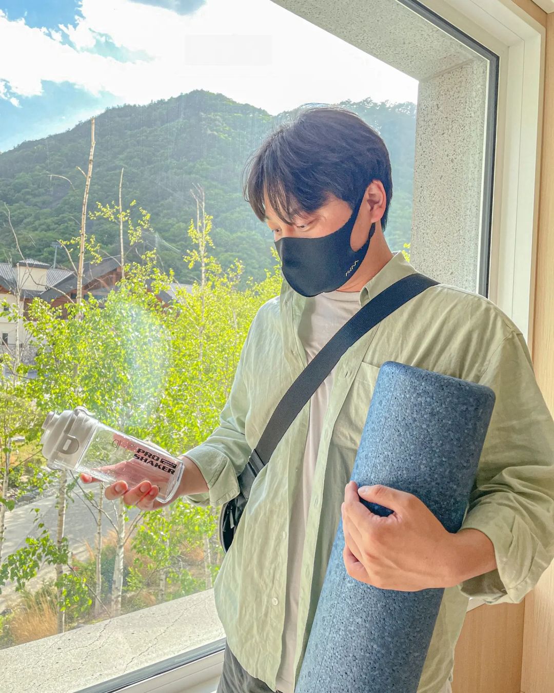 오인영 on Instagram: “#광고 x @_pro_shaker 기다리던 파크로쉬 힐링타임~ 도착하자마자 폼룰러 클래스로 몸풀기👍 요즘 헬스장에서도 런닝에서도 최애 필수템인 프로 쉐이커 락앤락 물통! 투명