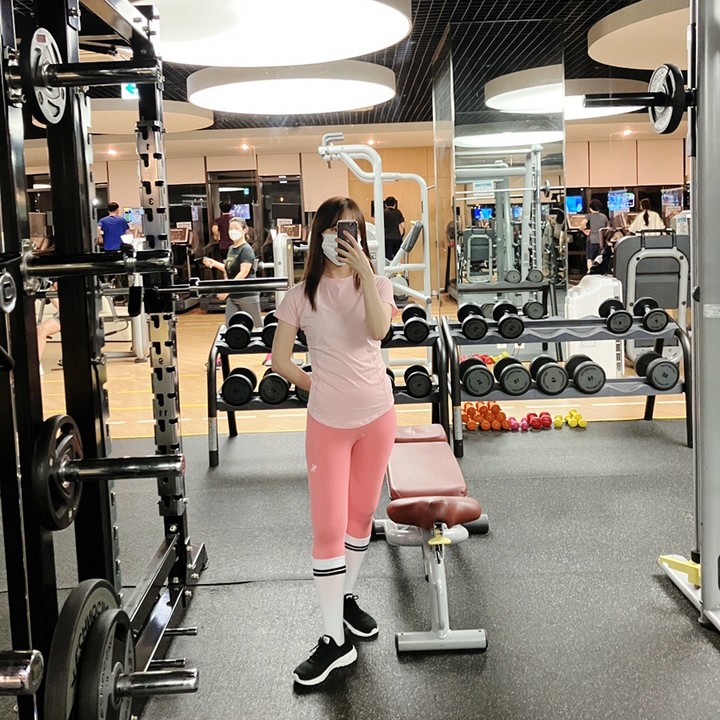 #협찬 이지만 정말로 좋아서 쓰는 리뷰😉

헬스, 요가, 필라테스, 골프, 등산 등
다양한 운동과 함께할 수 있는 오무나 니삭스!

헬스를 시작한지 안된 헬스초보가
신자마자 반해버린 제품이랍니다😍

🧦 2선 / 베이직 / 더블라인 3가지 디자인과
기본 무릎 아래 / 허벅지 중간 2가지 기장으로
골라신기에 딱👍🏻
🧦 종아리, 발바닥 논슬립 기능 🙆🏻‍♀️
🧦 입체적인 패턴 디자인으로 탄탄한 체형보정
🧦 168침 프리미엄 원사로 제작되어 늘어나지 않는 튼튼함
🧦 KCL 시험 성적서 인증으로 민감한 피부도 🙆🏻‍♀️

예쁜데 기능까지 좋아 헬스랑 보드 탈때 아주 딱이랍니다👏🏻👏🏻
.
.
.
.
.
.
.
#니삭스 #필라테스니삭스 #필라테스양말 #요가니삭스 #요가양말 #헬스니삭스 #헬스양말 #필라테스논슬립양말 #헬스용품리뷰 #필라테스용품리뷰 #레깅스패션 #논슬립니삭스 #논슬립양말 #오무나 #제품제공