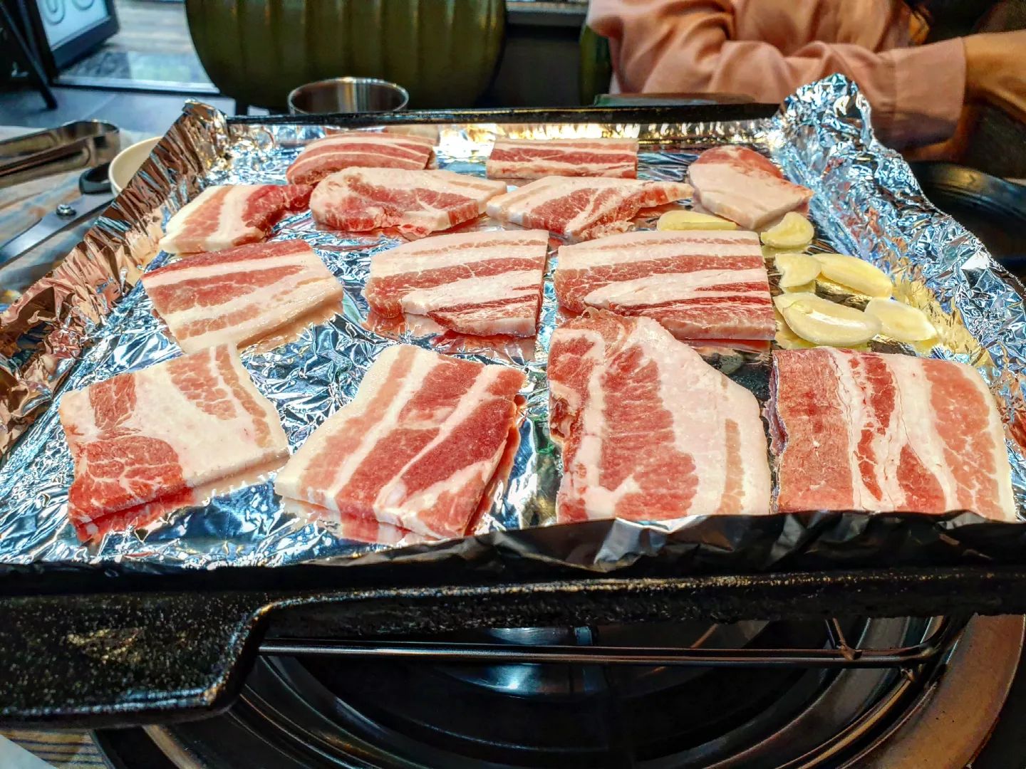 얇은 매력인 #냉삼 오랜만에 냉삼어떠세요~⁉️ #내돈내산 

평소에는 두툼한 삼겹살을 좋아하는 편인데 오랜만에 냉삼이 땡겨서 동네에 있는 냉삼집을 다녀왔어요🤗

#존슨부대찌개 는 체인점인데 저희동네에서는 #냉동삼겹살 을 팔고있는데 부대찌개만큼이나 인기가 많아요!!

🐽 냉동삼겹살 1인분 7000원으로 가성비가 아주 좋았어요!

냉동삼겹살은 금방 익어서 넘 행복해요💕
고기냄새에 예민한데 냄새도 안나고 넘 좋았어요~ 파채에 냉삼을 싸먹으면 꿀맛이에요!
부대찌개집이다보니 냉삼 먹을 때 냄비부대찌개를 5천원에 먹을 수 있는데 푸짐하고 딱 좋아요‼️

가끔은 얇은 맛이 땡길때 냉삼과 맥주한잔🍺 최고에요😆

#인천맛집 #서구맛집 #검단맛집 #당하동맛집 #검단냉삼 #인천냉삼 #존슨부대찌개당하점 #존슨부대찌개냉동삼겹살 #먹스타그램 #맛스타그램 #맛집스타그램 #카페스타그램 #데이트스타그램 #럽스타그램 #맛집추천 #데이트추천  #먹스타 #먹팔 #먹팔맞팔 #좋아요반사
