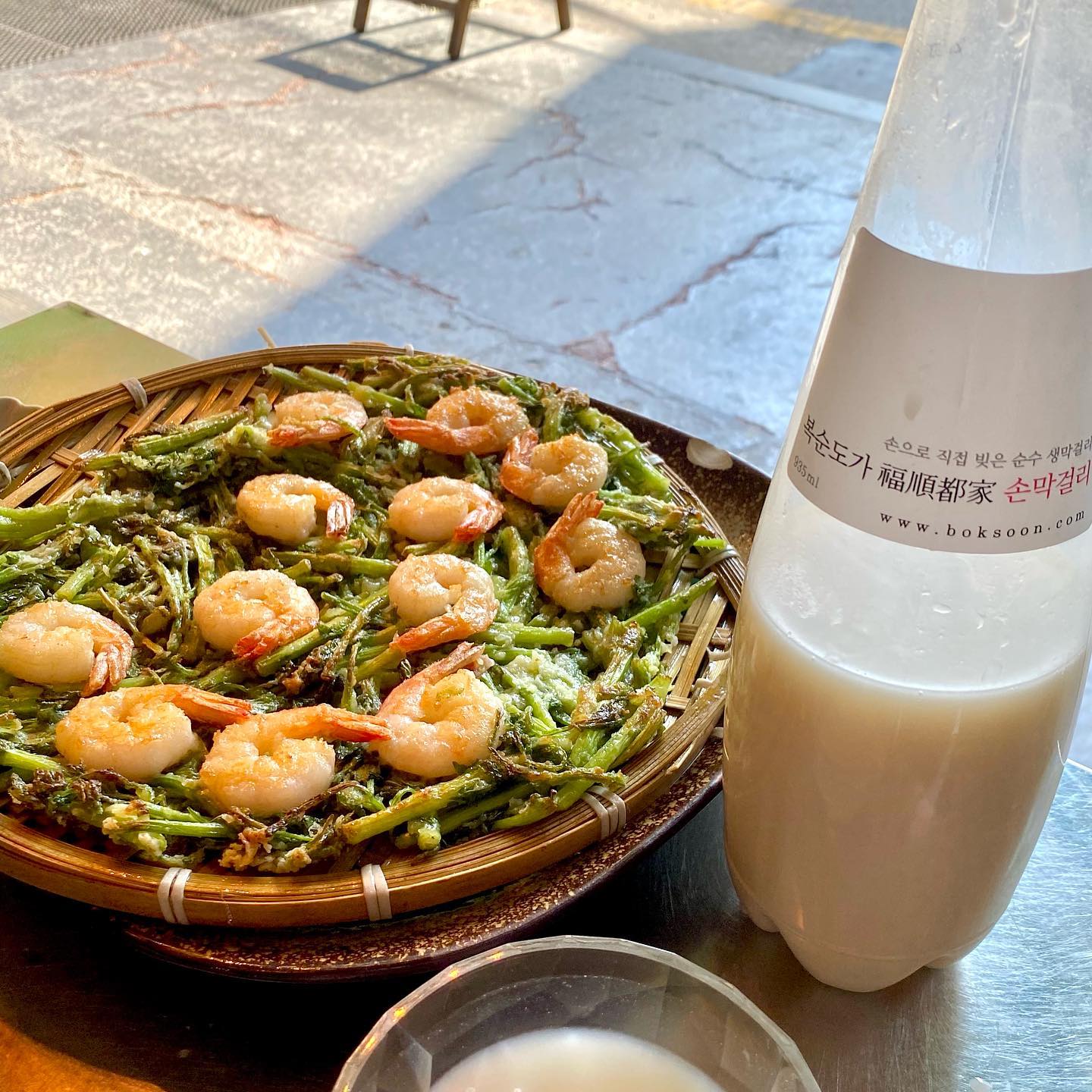 가로수길 맛집 신사전 신메뉴들
 
이제서야 맛보다니😂
 
미나리새우전
생고기돈파전
살얼음 골뱅이 무침
생고기 돼지김치찌개
 
이번엔 신사막걸리 말고
복순도가 부터 다양하게 즐겨보았다!
 
신사전은 그냥 짱이시다!
 
#도순이의맛집
#도순이의맛집_신사