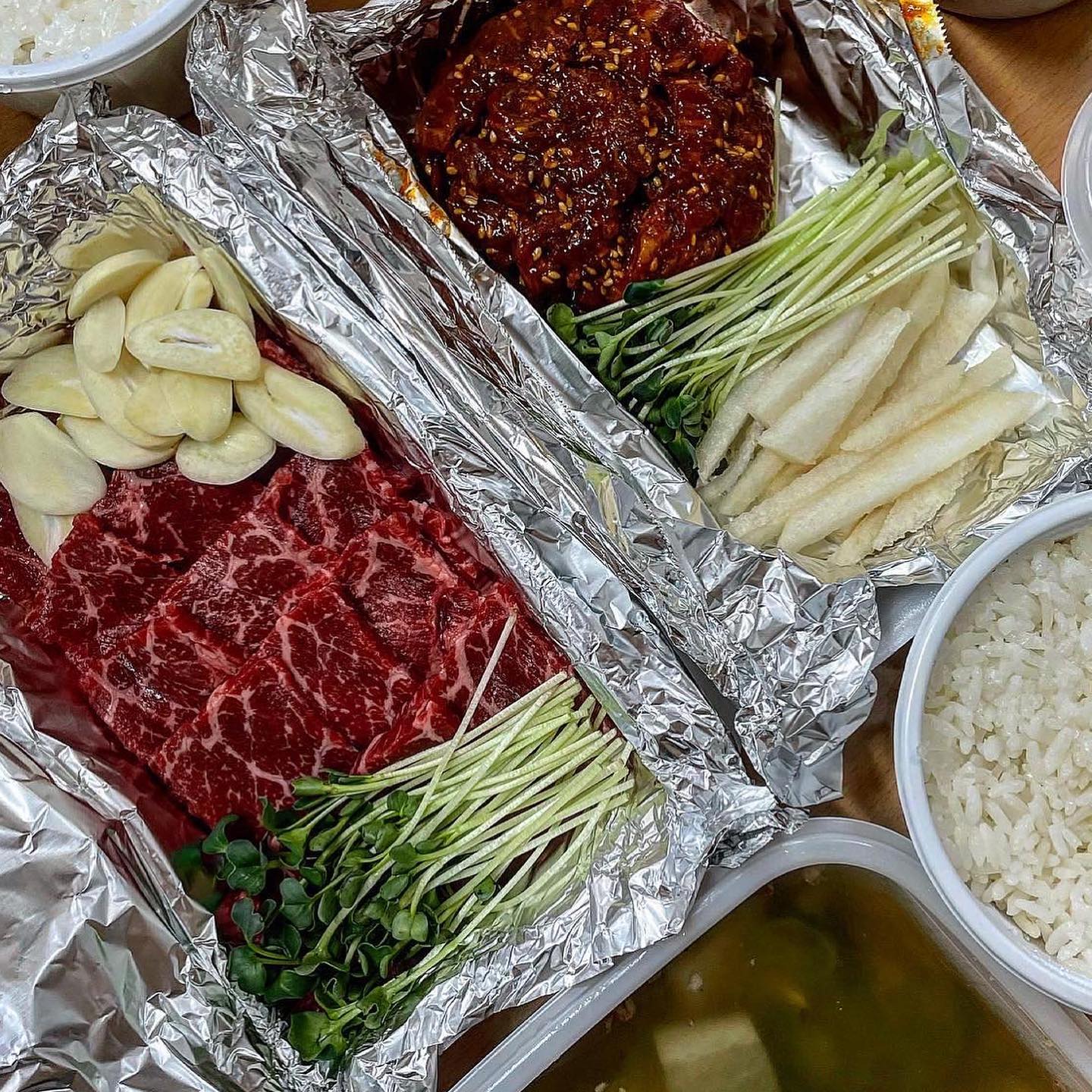 대전 육사시미 & 국밥 찐맛집 #태평소국밥 ❤️‍🔥

저번주 주말에는 대전에 사는 친구보러 잠깐 내려갔다 왔는데요 :) 술 왕창 마시구 아침에 해장하려고 그 유명한 태평소 국밥을 시켜먹어보았어요 ❤️

태평소는 소국밥이 메인이지만 육사시미와 육회도 정말 맛나다고 해서 바아로 같이 주문!! 😵‍💫 

배달 도착하자마자 비주얼 보고 소리질렀어요😆 맛보지 않아도 아는 맛있는 음식의 아우라..❤️‍🔥

일단 소국밥 국물은 아주 찌이이인 해서 국물 한입 먹자마자 바로 밥말아먹었다는😆
진짜 해장하려고 시켰다가 소주깔뻔 ㅋㅋㅋㅋ 술을 부르는 국물이여씀 :) 

육사시미는 넣자마자 사르르...⭐️ 왜 맛있다고 소문났는지 알겠더라구욧 ㅎㅎ 

육회는 한번도 맛보지 못한 양념에 버무려져 있었는데 진짜 너무 맛있었어요....💗

자꾸 생각날 것 같은 맛...! 
태평소 국밥 다시 먹으러 대전와야겠어요 😆

🍪 장소 : [배달주문] 태평소 국밥
🍪 매장위치 : 대전 유성구 문화원로 140
🍪 가격 : 소국밥 - 8,000원 / 육사시미(100g) - 11,000원 / 육회(100g) - 12,000원

#대전맛집 #대전 #국밥 #국밥맛집 #국밥스타그램 #한국인은밥심 #밥스타그램 #육사시미 #육회 #소국밥 #음식스타그램 #음식 #food #foodie #먹스타그램 #먹팔 #먹방 #먹방스타그램 #먹스타 #먹스타그램🍴 #맛스타그램 #맛집 #맛집추천 #배달음식 #배달 #선팔하면맞팔 #소통 #소통해요 #좋테