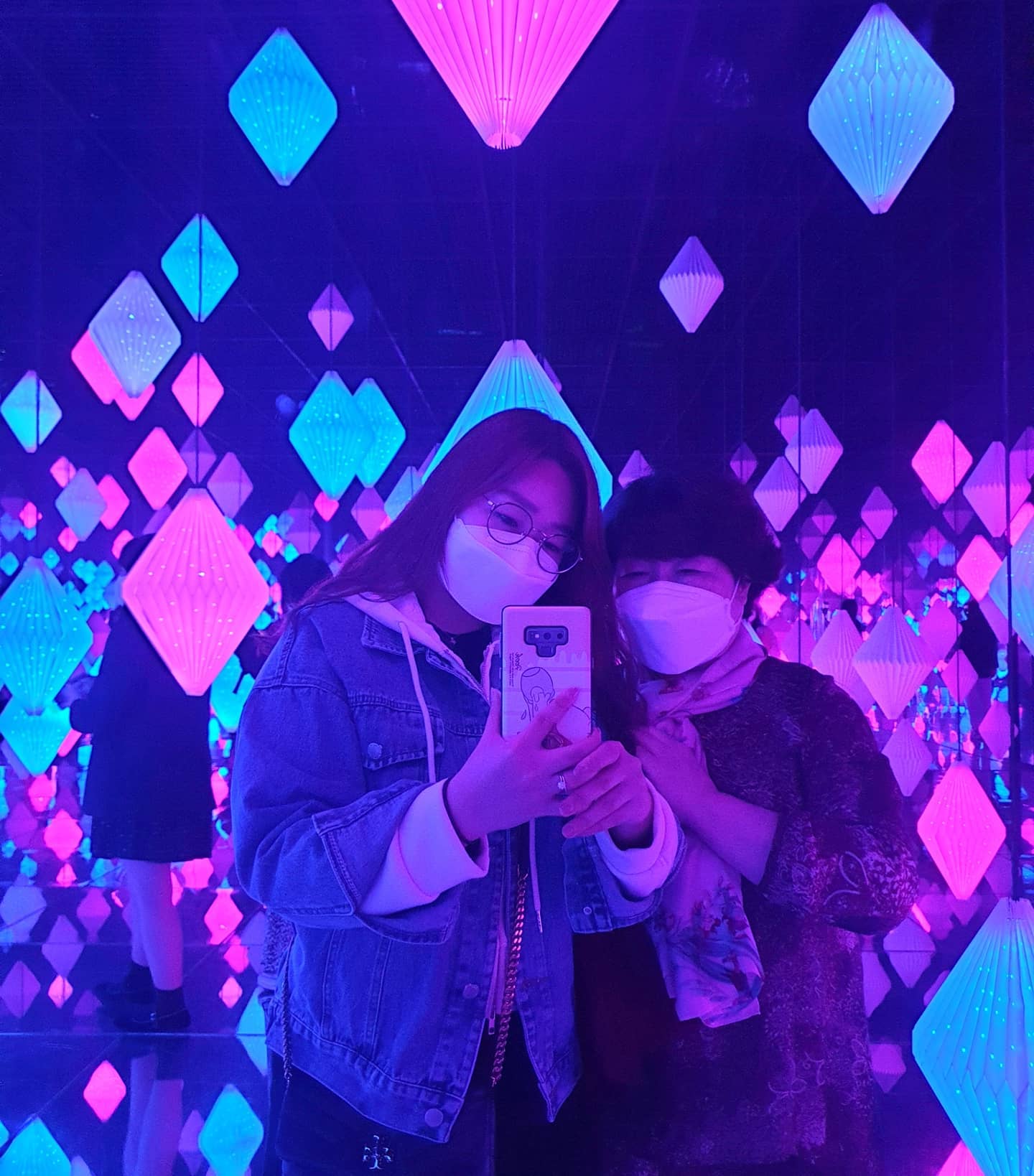 엄마랑 제주도 여행♡
아르떼뮤지엄에서 사진 엄청 많이 찍구!!
영상이 계속 살아 움직여서 너무너무 신기신기!! 
.
.
#제주도 #제주여행 #아르떼뮤지엄 #미디어아트 #엄마랑나들이❤️ #힐링 #일상 #여행사진
