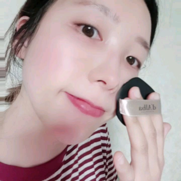 #제품협찬
촉촉한쿠션팩트로 간편하게 
데일리메이크업완성! 
촉촉하니 커버도 잘되면서 
은은한광채득템~
은근 피부가 예뻐보인다눙~~ 

황금비율 핑크톤업+커버베이스로 
한층 광채커버력 upup!
비건콜라겐이들어있어 광채뿜뿜
자극없이 순해서 데일리팩트로 딱!
SPF50+ PA++++
1회사용으로도 주근깨 잡티커버에 
도움을 줄수있다고하니 꾸준히 써봐야겠어용

.
.
.
.
.
#첫줄 #뷰티 #뷰티스타그램 #셀카 #팩트추천 #쿠션팩트 #쿠션팩트추천
#파운데이션 #파운데이션추천 #달바팩트 #그라인딩팩트 #비건파운데이션 #셀카 #셀스타그램 #얼스타그램  #꿀피부 #관리하는여자  #운동하는여자  #첫줄반사 #좋반 #좋테 #코덕 #코덕맞팔 #l4l #like4likes  #직장인일상  #ootd #선팔환영  #선팔하면맞팔