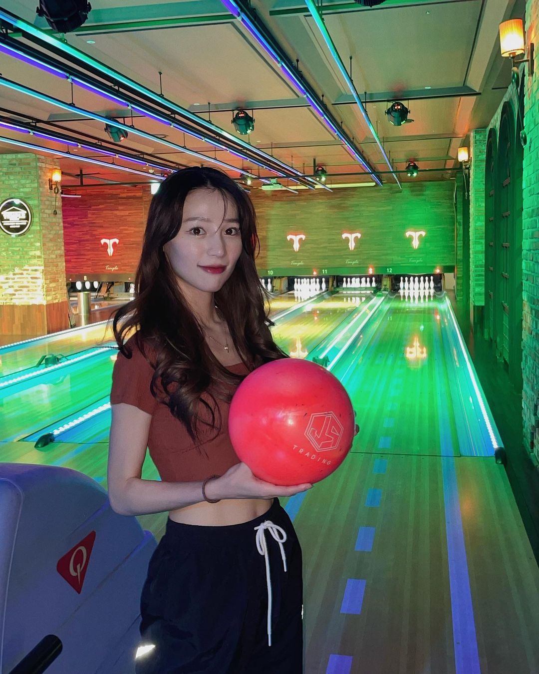 뽀아뽀 | 뷰티 모델 on Instagram: “#광고 엑스밤칵테일 한잔하면서 볼링도 치고🍸🎳 #강남역락볼링장 #템플스트라이크#강남역 볼링장#강남역놀거리#강남역데이트#강남역핫플”