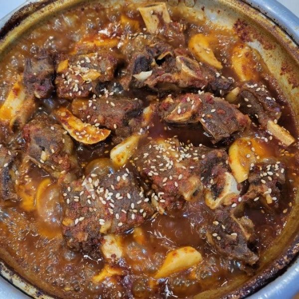 울산 호계동 매운소갈비찜
정안정 (동인동찜갈비)

매운음식이 당긴다면 매운소갈비찜 생각이 납니다. 식사로도 좋고 술안주로도 맛있다는 소문이난곳이지만 울산에만 체인점이 있네요. 반찬도 맛있고 고급지네요 ㅎㅎ

#울산정안정 #정안정 #매운소갈비찜 #울산호계동맛집
