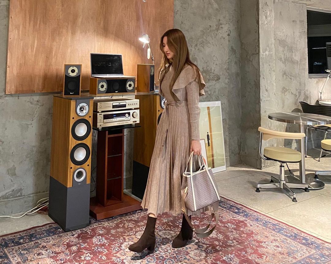 사랄라 on Instagram: “#협찬 오야니 𝐎𝐑𝐘𝐀𝐍𝐘 🤍 빛에서 영감을 받은 랜턴, 스파클, 스포트라이트를 표현한 오야니의 뉴 패턴 라인으로 카일리버킷과 카일리토트가 출시됐어요!!✨