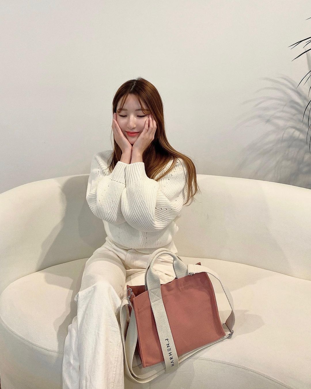 사랄라 on Instagram: “#협찬 @marhen.j 요즘 진짜 데일리로 매일 드는 #데일리백 #데일리백추천 #마르헨제이 스테디셀러 리코미니백🤍 출퇴근하면서 아침에 급하게 이것저것 챙기게 되는데 #리