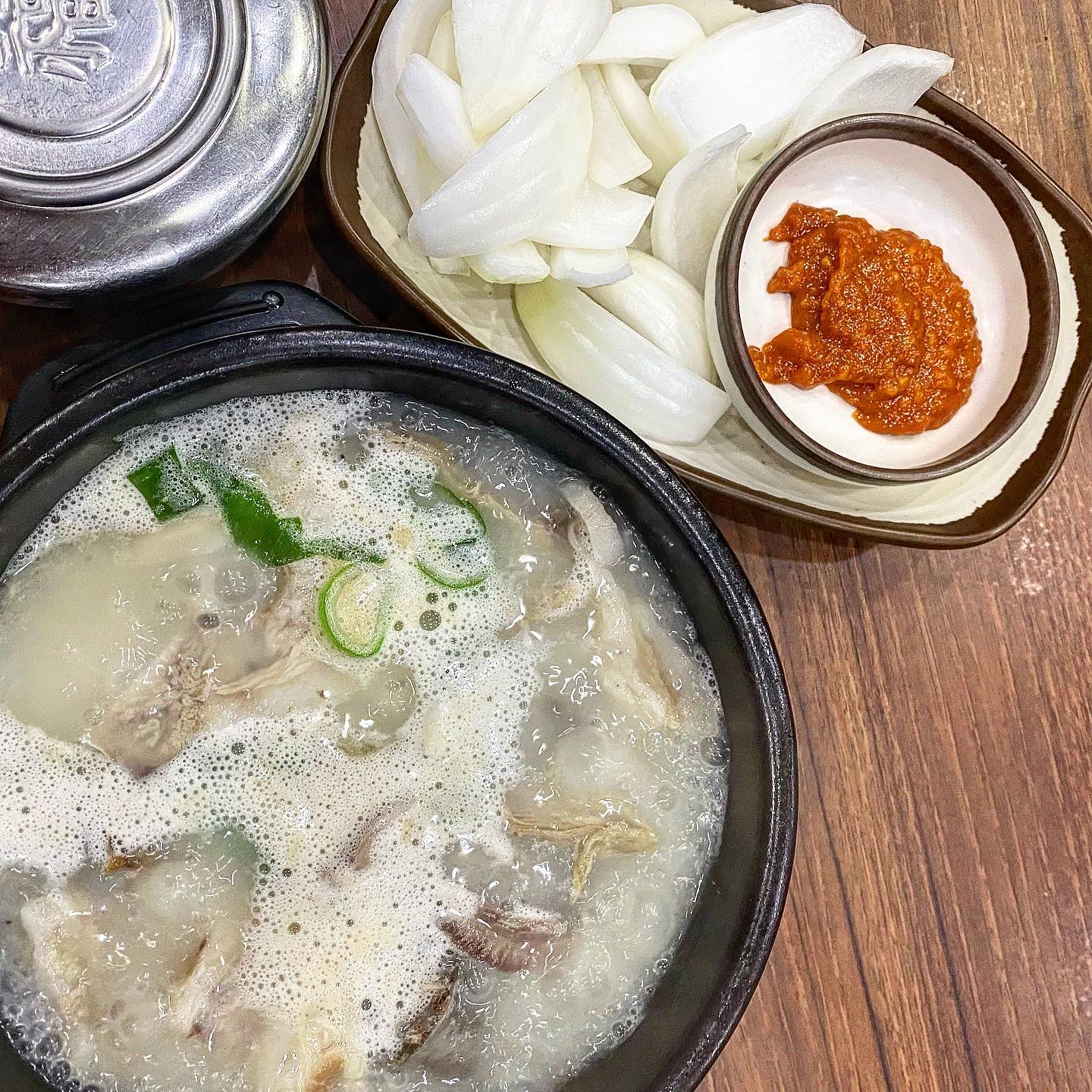 #양재역맛집 #양재맛집 #양재동맛집 #데이트코스#혼밥#모두가능#베이칙추천#순대국#순대국맛집

혹시,,,지금 점심시간인데,,
인친님들중 양재에 계신부운,,?
쏘럭키니까 로또사세여.🤭

제 찐단골집인데 맛있는건 소문나야하잖아요.

진짜진짜 맛있어요🥲

제가 먹는법은 뽀얀육수가 팔팔끓어 나오면 거기에 새우젓을 한스푼반 들깨를 3스푼 넣고 드셔보세요,,
물론 들깨로 이에 커스텀한 내모습을 보게되지만,,,,진짜 포기모태🤧♥️

그리고 여기 석박지 맛집이라 맨날 몇접시 뿌시고오는지 몰라요,,
같이 나온 양파는 햇양파인지 너모 마싯써요,,,,,😚♥️

코로나이전엔 24시 영업이였는데
얼마전에 가보니 지금은 9시50분까지만 영업하신다고 해요.

순대국을 좋아한다,,?
나 양재역 근처다,,?
당장 달려가세여 츄라이츄라이〰😖♥️