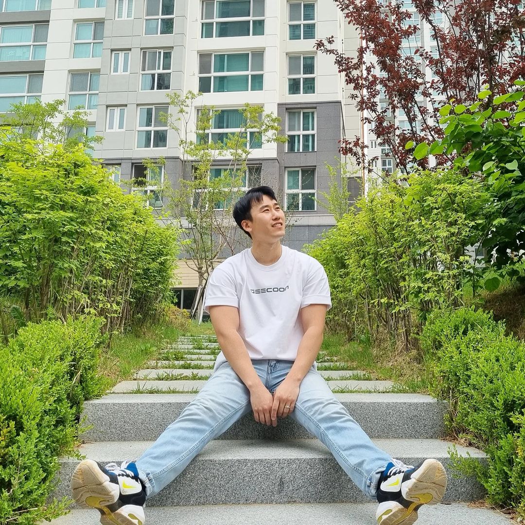 서병문 on Instagram: “#광고 ㄹㅇ 꾸안꾸 패션! 지쿤만 입으면 덩치형 변신😎 [지쿤] 로고 반팔 티셔츠 남성 스트릿 캐쥬얼 브랜드 지쿤~!!! 티셔츠 한장에도 세심한 정성이 돋보이는 메이커