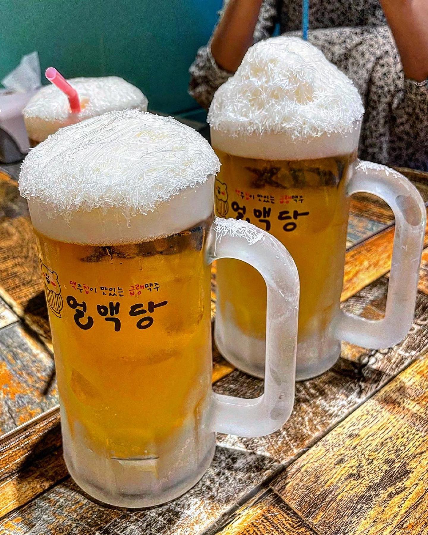 요즘 핫한 #얼맥당 🥶

요즘 그 핫하디 핫한 얼맥당에 다녀왔어요! 맥주 위에 맥주칩을 올려주기로 증말 유명한 곳이죠👍👍 급랭맥쭈 ❗️

맥주칩 단계조절도 가능해서 친구는 1단계, 전 3단계로 시켜보았어요 ㅎㅎ 아무래도 맥주칩이 물이 아니니까 녹아도 맹맹해지지 않는 느낌❗️❗️

요기 타코야키가 특이하게 계란판에 나와요! 앞에 써있는 표지까지 넘귀넘귀였어요❤️‍🔥 둘이서 몇분만에 순삭 뚝딱 해치우고 나왔답니댜 !

지점마다 다르겠지만 사실 맥주랑 타코야키는 많은 만족감을 느꼈는데 위생이 안깨끗한건가 싶어서 빨리 런 한것도 있었어요..😵‍💫😵‍💫

타코랑 찌개에서 머리카락이 .... 나왔다뉸..

그래서인지 재방문은 조금 고민하게 될 것 같아요 🥲 
다른지점 방문이면 몰라두..!!

그래도 색다른 맥주와 맛있는 타코야끼를 먹었던 걸로 만족했떤 얼맥당이여쑵니다❤️

🍪 장소 : 얼맥당 시흥배곧점
🍪 위치 : 경기 시흥시 서울대학로264번길 7 퍼플동1층 
🍪 가격 : 얼맥 500cc - 3,300원 / 타코란 - 9,500원

#시흥맛집 #시흥 #시흥술집 #배곧 #배곧맛집 #술스타그램 #술 #술집 #생맥 #생맥주맛집 #맥주 #타코야끼 #맛스타그램 #맛집추천 #맛집 #먹스타그램 #먹팔 #먹방스타그램 #먹스타 #먹스타그램🍴 #먹팔맞팔 #선팔하면맞팔 #소통 #존맛 #존맛탱 #좋테 #좋테반사 #소통해요 #맞팔해요