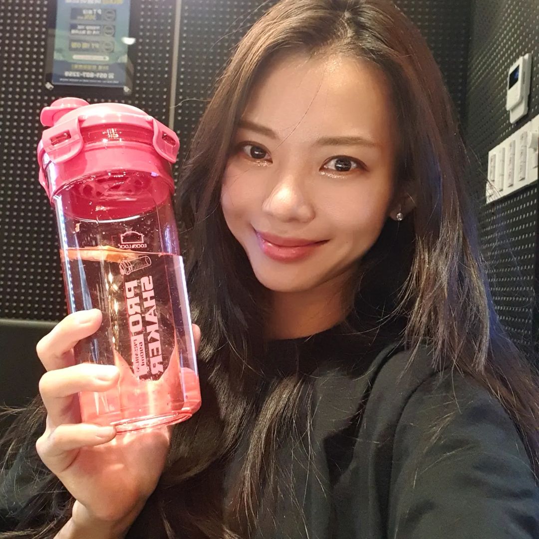조은지 on Instagram: “_ #광고 락앤락프로쉐이커 💖 일단 내가 좋아하는 삥꾸삥꾸색 💖 500미리로 맞춰져 있어서 하루에 물도 계량할 수도 있구 투명색이라 내용물도 잘보여서 요즘은 물에