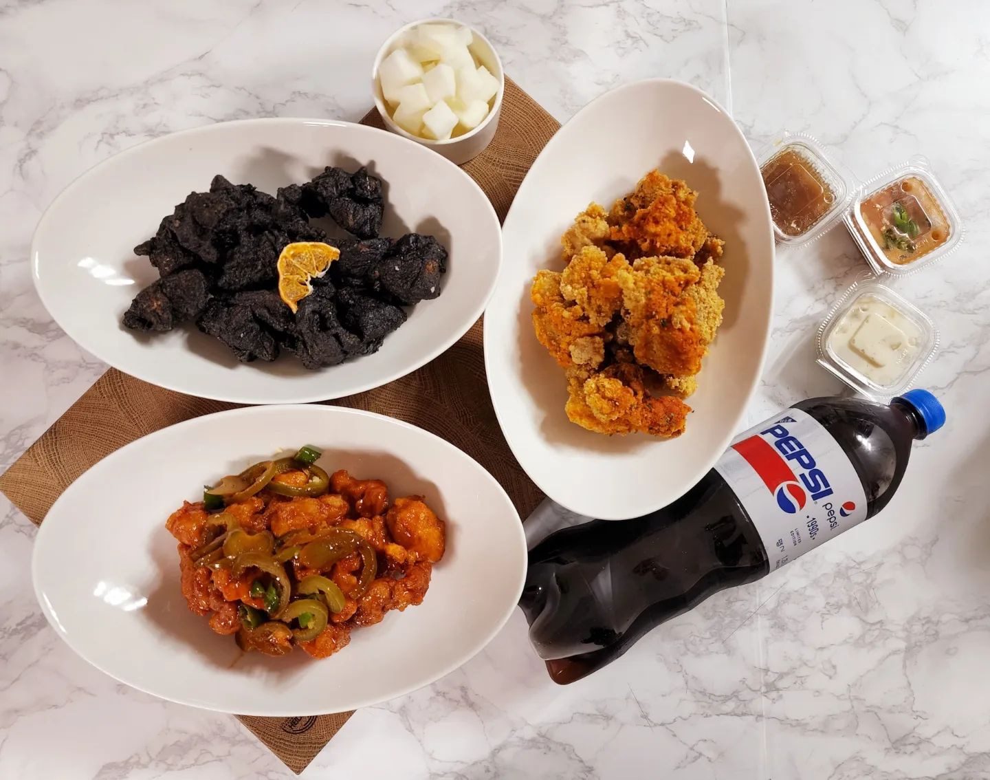#협찬  #치킨대전플래터 #치킨플러스당곡사거리점
#대한민국치킨대전 에서 우승한 #아빠의제주깜슐랭 #원헌드RED #No1포테이토닥토닭 세가지 메뉴를 한번에 만날 수 있는 치킨대전플래터! 요거 하나만 가족들 취향을 다 맞출 수 있네!!
딸램들이 좋아하는 후라이드에 담백 고소한 담자 크럼블이 더해진 포테이토토닥토닭 
오징어 먹물을 넣어서 까만데 바삭한데다 마늘유자소스 찍으니 단짠까지 더해져서 넘 잘어울리네!
요거 새까매서 뭐지?했는데 생각보다 맛나서  깜놀 ㅋㅋ
된장에 고추장으로 만든 양념소스에 매콤함까지 더해진 원헌드레드는 딱 내취향 ㅋㅋ
할라피뇨까지 얹어지는 센스 넘 조으다!
우승한 거 먹어줘야 되는 건 진리쥐~
다같이 호불호없이 맛있게 먹기도 딱이고 봄나들이가서 먹기에도 딱인 메뉸듯~ 요거 다시 먹으야긋다 ㅋㅋ

 #치킨플러스 #치킨대전 
chickenplus.ca