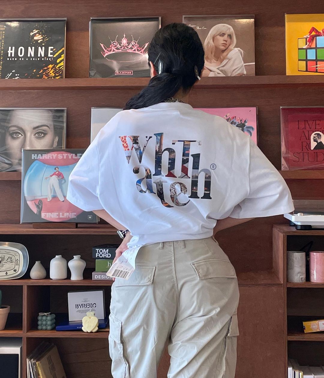 Rose on Instagram: “#광고 #ad @whatthewearshop So trendy so perfect it’s what the wear 👌🏻 #왓더웨어#왓더웨어반팔티#왓더웨어로고티#그래픽티셔츠#스트릿패션#whatthewear”