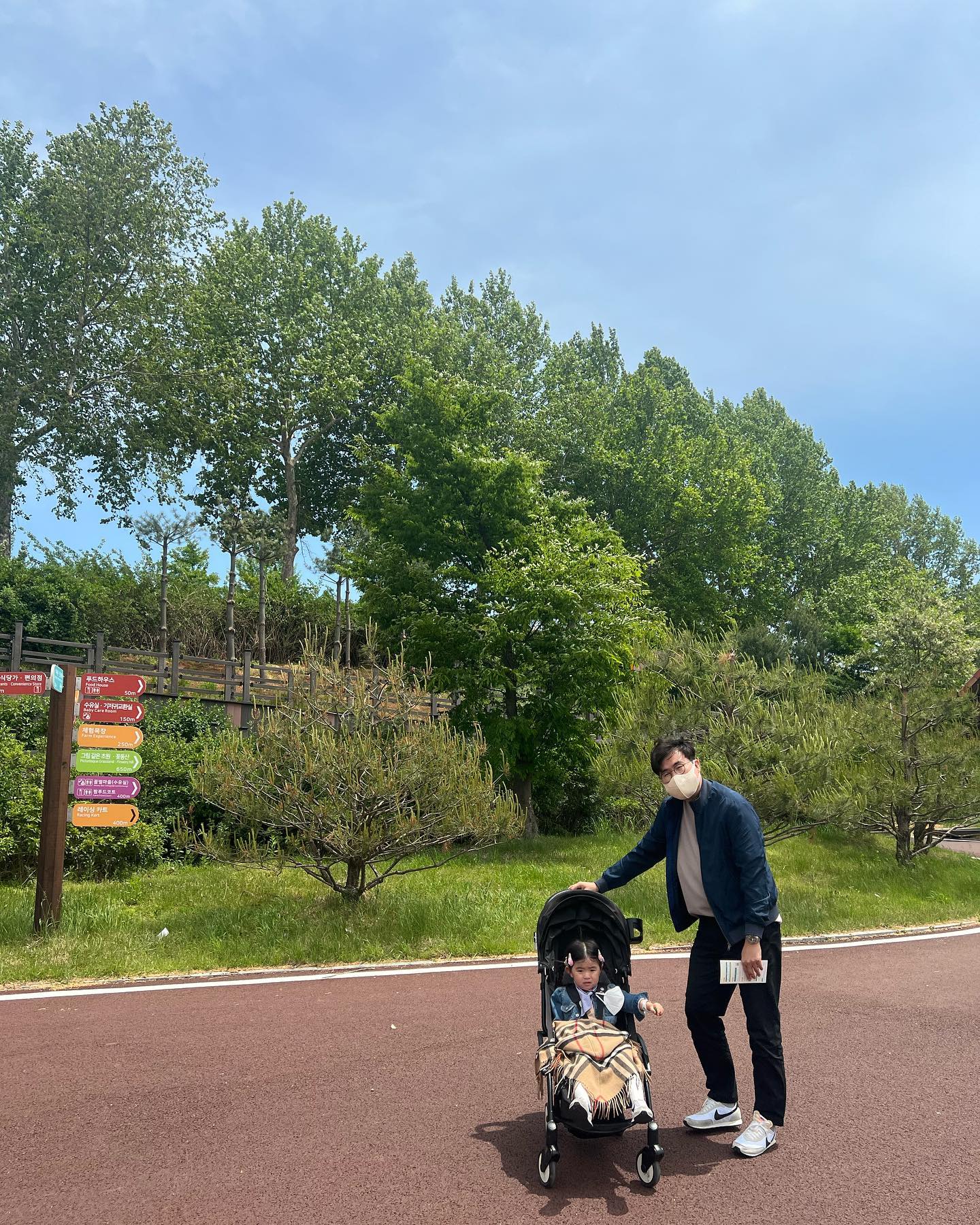 ⠀⠀
우리가족 저번주 나들이💚
즐거웠지만 자전거를 못타서 오열수아
바람 맞고 와서 걱정했지만 튼튼수아
언니 오빠들 타는 바이킹을 타겠다고 또 오열수아 
탔더니 반대쪽 초등학생 오빠 우는데 신난다고 만세하는 세상 겁상실 수아
다음엔 꼭 자전거 타....