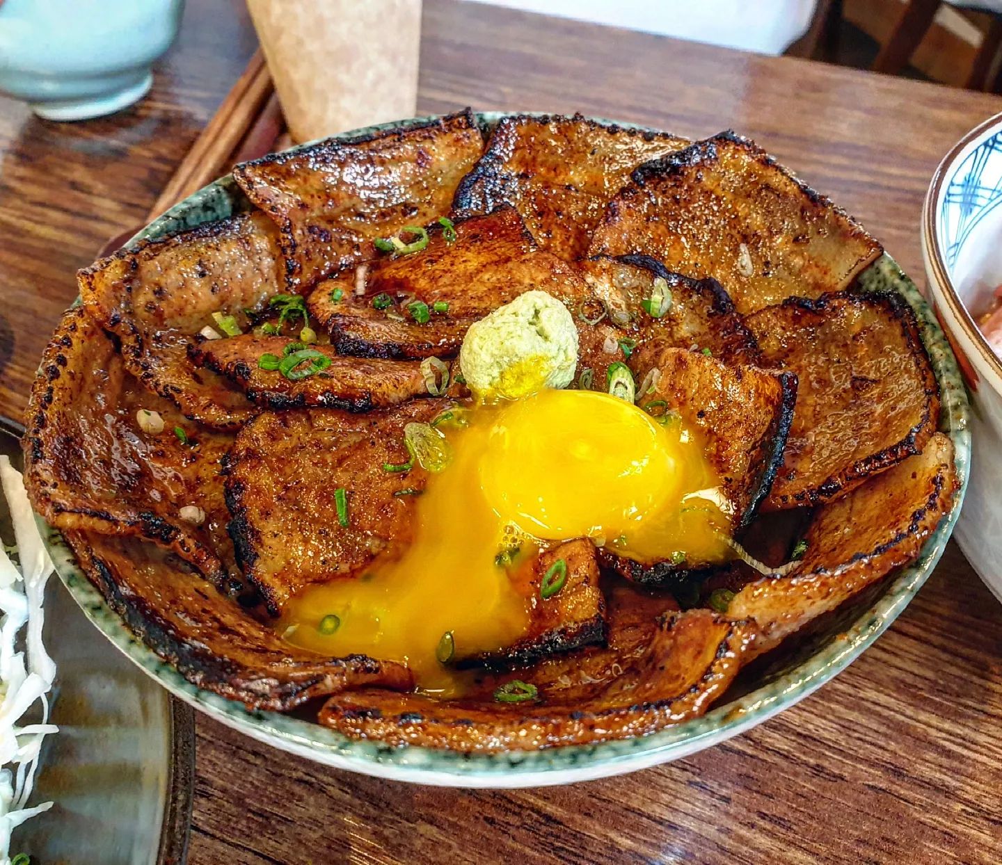 소바와 덮밥이 맛있는 일산 🌰밤리단길 맛집 #소바동 #내돈내산 

고양 일산에 sns 감성맛집이 많은 #밤리단길 
오늘은 더운 날씨에 땡기는 소바를 먹으러 #소바동일산점 에 다녀온 내돈내산 후기입니다~

✔ 소바, 덮밥, 우동 등 메뉴가 정말 다양해요!
저는 부타동(숯불삼겹살 덮밥) 연어소바(숙성연어), 튀김소바, 연어뱃살동, 타마고멘치카츠, 가라아케를 주문했어요🤗

- 부타동이 생각보다 넘 맛있었어요! 고기는 언제나 사랑이지만😍 고기 냄새도 안나고 양도 많아서 밥보다 고기가 더 많은 느낌ㅎㅎ
와사비랑 같이 먹으면 느끼함도 싹~ 잡아줘요💕

- 연어소바와 튀김소바는 평범했던것 같아요~~ 연어와 튀김의 양이 좀 적어서 아쉬운 느낌;; 그래도 맛은 있어요~

- 연어뱃살동은 (특) 사이즈로 주문했는데 생각보다 양이 작아서 당황했어요ㅎㅎ 아무래도 연어가 비싸서 그런거겠죠?😭 연어는  항상 옳아요 순삭 헤치웠어요! 비린맛도 전혀없어요

- 한정메뉴인 ⭐타마고멘치카츠⭐ 쉽게 얘기하면 반숙계란에 소고기를 감싸 튀긴 이곳의 시그니처 메뉴라서 주문했는데요!! 맛있더라구요‼️ 한정수량이니까 한번씩 드셔보시면 좋을 것 같아요~ 찍어먹는 소스가 맛났어영

✔ 인테리어도 깔끔하고 맘에들었고 밤리단길은 주차가 힘든데 이곳은 가게앞에 5대정도 주차도 가능해서 좋아요!
다만, 가격대비 양이 좀 적은것만 조금 아쉽고 음식은 맛있는 편이었어요.

#밤리단길소바동
📍정발산동 1194-10
🕒 11:00 - 21:30
🚗 가게앞 주차가능

#일산맛집 #고양맛집 #풍산역맛집 #풍산맛집 #밤리단길맛집
#밤리단길 #일산소바 #고양소바 #일산덮밥 
#먹스타그램 #맛스타그램 #맛집스타그램 #카페스타그램 #데이트스타그램 #럽스타그램 #맛집추천 #데이트추천  #먹스타 #먹팔 #먹팔맞팔 #좋아요반사