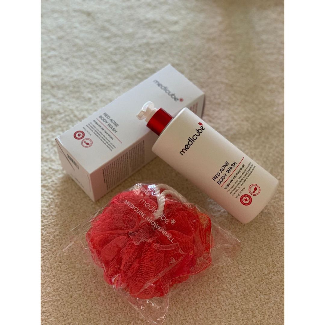 💉 on Instagram: “메디큐브의 레드 아크네 바디워시예요 :) 여드름성 바디 피부 고민이 있으신분들에게 맞춤인 여드름성 피부 완화 기능성 바디워시랍니다! 저자극 피부 케어 (특히 등드름성