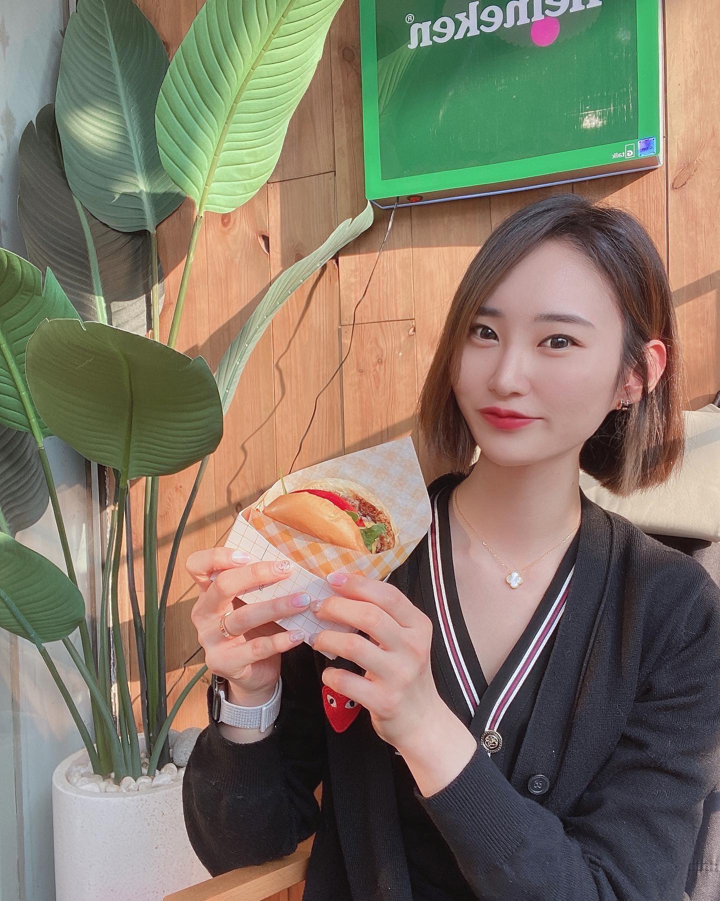 #협찬
그거 아세요?
사실 햄버거는 모든 영양소가 포함된 건강하고 맛있는 음식이래요🍔🥤
1989버거 스탠드와 갈릭갈릭(웅녀's) 스탠드
건강하고 신선한데 맛있은 버거가 여기있네요
낮에는 호주 여행온듯 카페처럼 코지한 햇살 맛집,
밤에는 하이볼과 맥주가 어울리는 힙한 펍
전신거울까지 있는 취향저격 사진 맛집📸
프로필 사진 맛집 요기있어요
1989_burger_stand #1989버거스탠드 #연남동맛집 #연남동수제버거 #연남동데이트 #수제버거 #홍대맛집 #홍대수제버거 #홍대데이트 #연남동핫플 #연트럴파크맛집