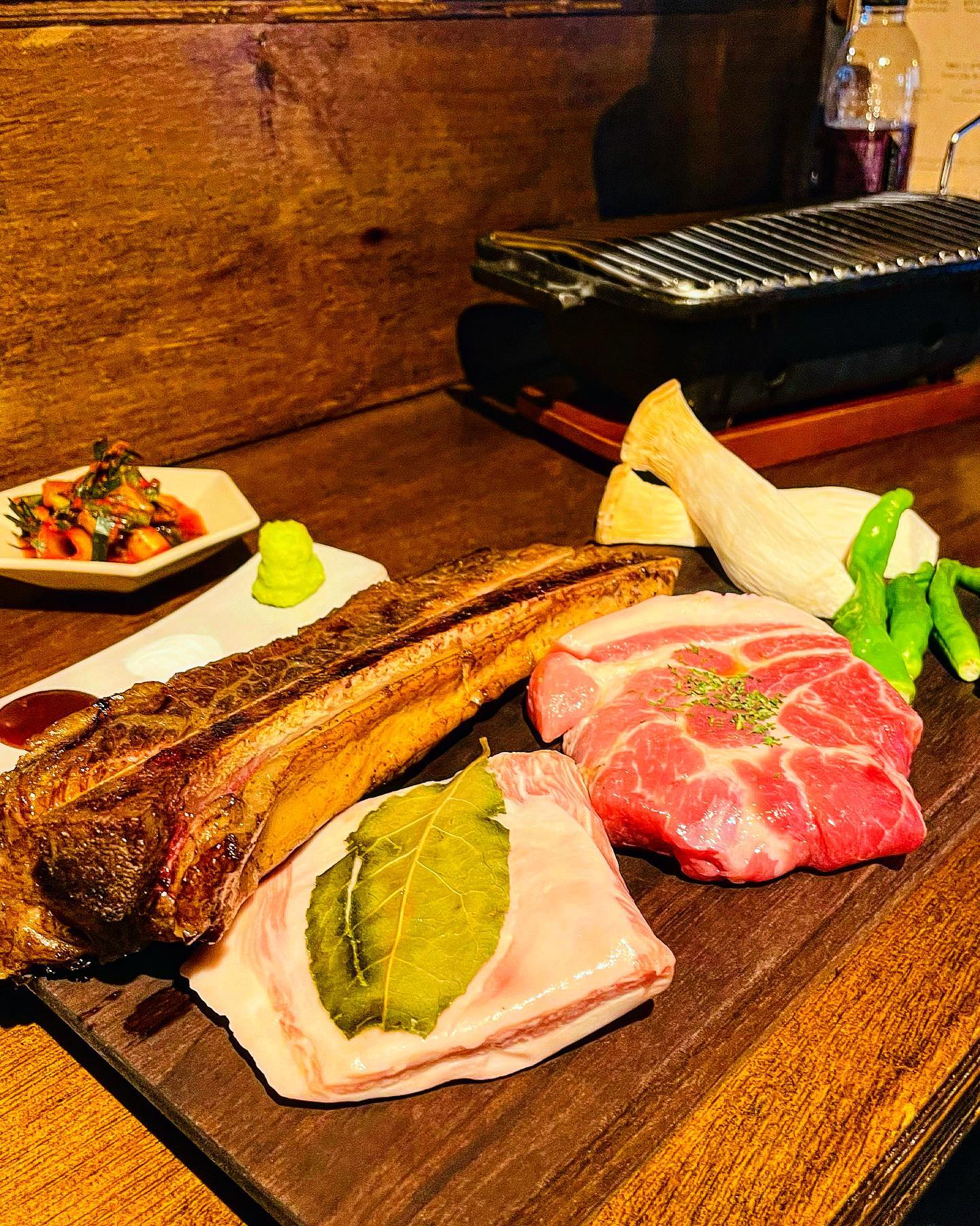 #협찬 🏷 은평 연신내 “훈연가”

고기 좋아하는 사람이라면 좋아할 훈연가
일반 고깃집같은 분위기보단 레스토랑에 가까움 !

🏷우대갈비 세트
이번 신메뉴인 우대갈비 세트
우대갈비,목살,항정살 이렇게 나오는데 모두 숙성을 했다는 독특함
그래서 고기가 질기지 않고 정말 연하다. 돼지고기인데 소고기처럼 연하다 느낌!
bbq소스,생와사비,천일염,명란젓까지 
취향에 맞게 먹으면되는데 bbq소스와 천일염이 입에 맞았다.
목살 항정살 우대갈비 순으로 모두 구워주신다.
손 까딱 안하고 입만 움직이면 됨🥰

마지막 우대갈비는 양념에 적셔 구워먹어도 되고 생으로 구워먹어도 된다. 본인 취향에 맞게!

구수한 누룽지탕과 마지막 블루베리 아이스크림까지 완벽한 한끼❤️🫡
.
.
.
#훈연가 #먹스타그램 #연신내 #연신내맛집 #구산역맛집 #구산맛집 #은편맛집 #은평구맛집 #먹스타맞팔 #foodporn #foodstagram #likeforlikes #likeforlikeback #foodblogger #foodie #좋반 #좋아요반사 #구파발맛집 #연신내맛집추천 #연신내역맛집