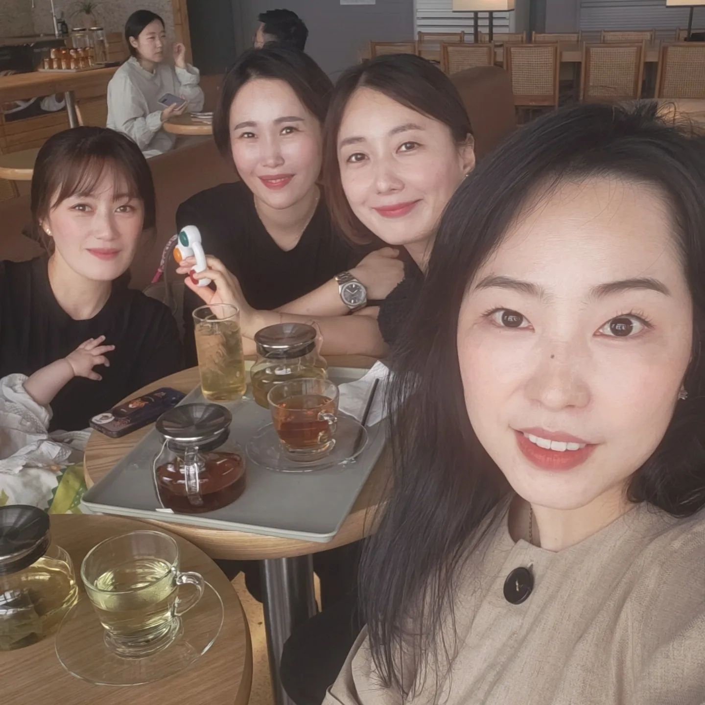 #일상

반가워, 몇개월만이냐..
코로나땜에 너무 못만났다
6월에도 만나👋

요즘 나의 생활로 인해
못마시던 아아를 마시게됐고
좋아하던 빵들을 보고 눈을 감게 되고
눈여겨보지도않던 차를 마시고
변했다 변했어😋

낮선 이 변화
싫지만은 않은 요즘..

#대학동기모임
#아동학과친구들