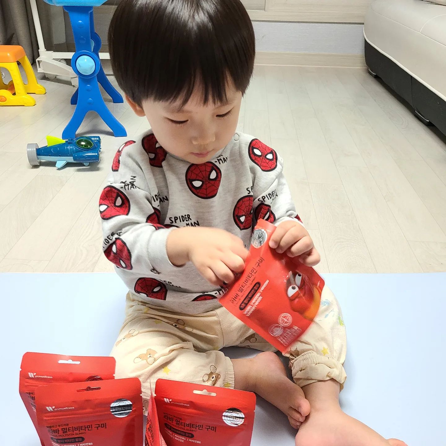 #할인구매 prumwellness_kr #푸름웰니스 #생활의모든것

아기 간식으로 챙겨놓고 주는 건강에도 좋고 맛도 좋은 푸름웰니스 라바젤리예요
쫄깃쫄깃 블루베리, 딸기맛에 맛있는 건강 구미 젤리예요🍓🫐
다섯가지 비타민이 함유되어 건강에 좋아 아이 간식으로 챙겨주고 있어요
지퍼백으로 되어있어 먹고나면 간편하게 보관도 가능해요❤

#라바구미 #라바젤리 #구미젤리 #건강젤리 #젤리 #라바 #젤리덕후 #jelly #라바구미젤리