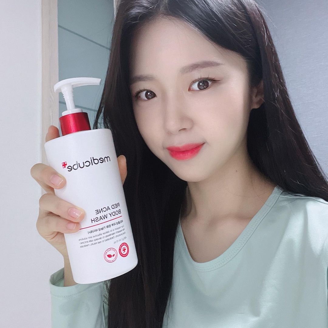 𝐇𝐚 𝐉𝐞𝐨𝐧𝐠 𝐘𝐮 하정 on Instagram: “2022.05.21 Saturday [메디큐브 레드 아크네 바디워시] 옷이 가벼워지고 노출이 많아지는 계절인 여름에 몸에 나는 피지와 여드름을 케어해