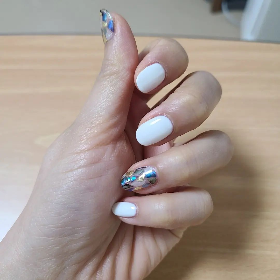 #오호라젤네일💅 #오호라젤네일후기 #셀프네일아트 #여름젤네일아트

오호라젤로 포인트주고 화이트는 셀프로! 👍편하고만~~