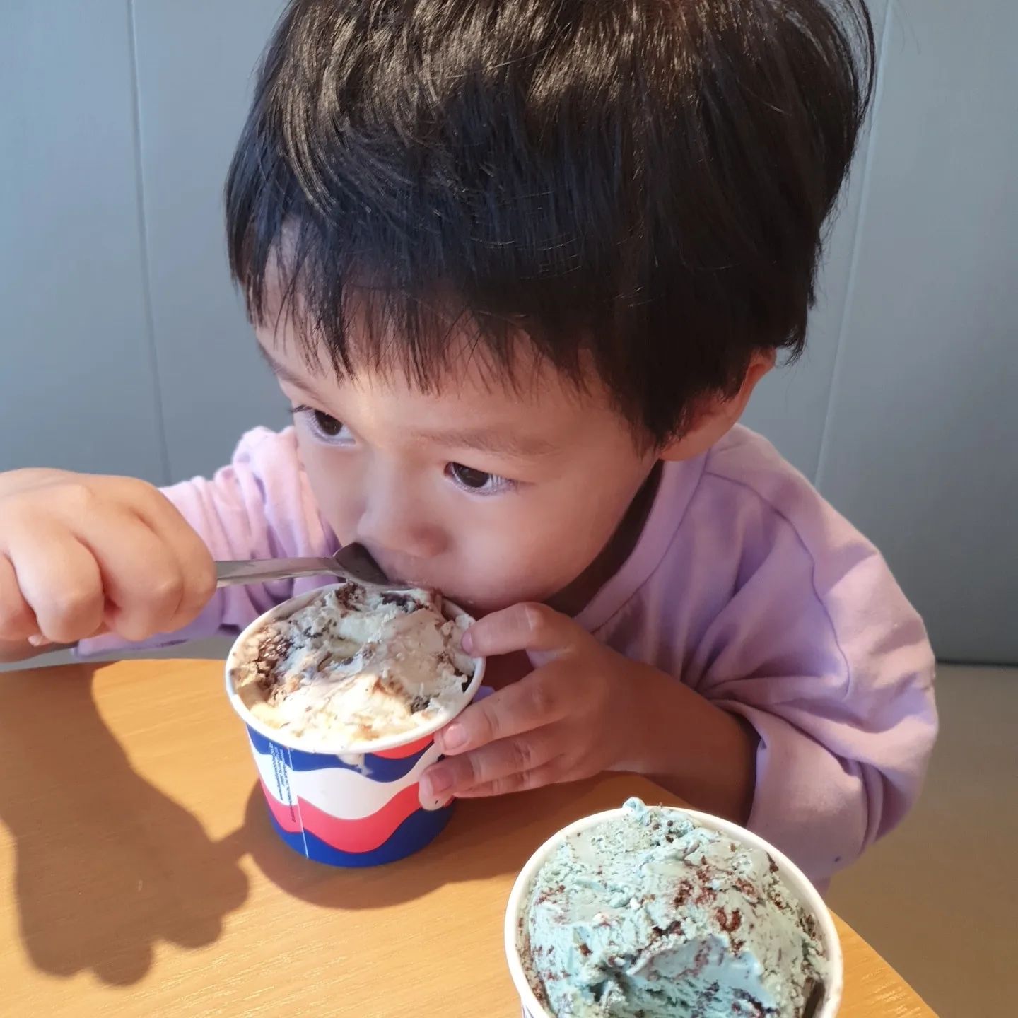 아몬드 봉봉은 내꺼라고... 
민초라도 먹을라카니 지 앞으로 가져감...

간식 앞에 애미애비가 없다 ㅡ.ㅡ

#키워봤자소용없다 #베스킨라벤스 #데이트