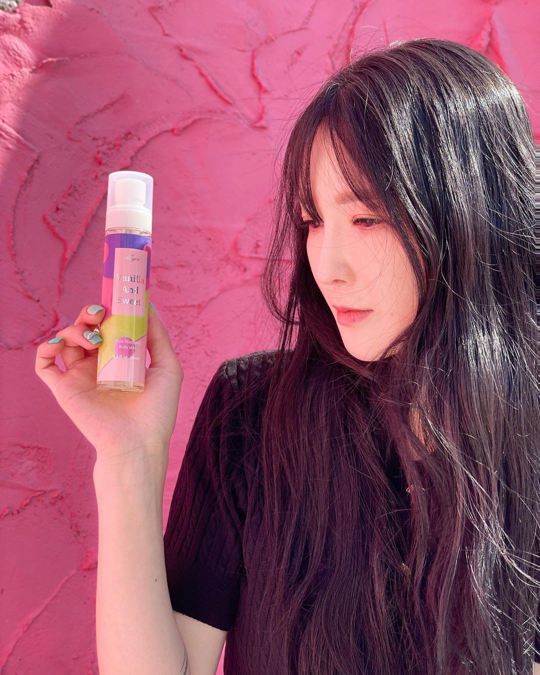 이솔유 (@lee_sol_yu) posted on Instagram: “🏷끌로뉴 바디 미스트를 소개합니다〽️ 🍌바닐라 앤 스위트 소녀의 순수함을 깃든 달콤하고 포근한 바닐라향이예요🕊 고급스러운 탑 노트위에 느껴