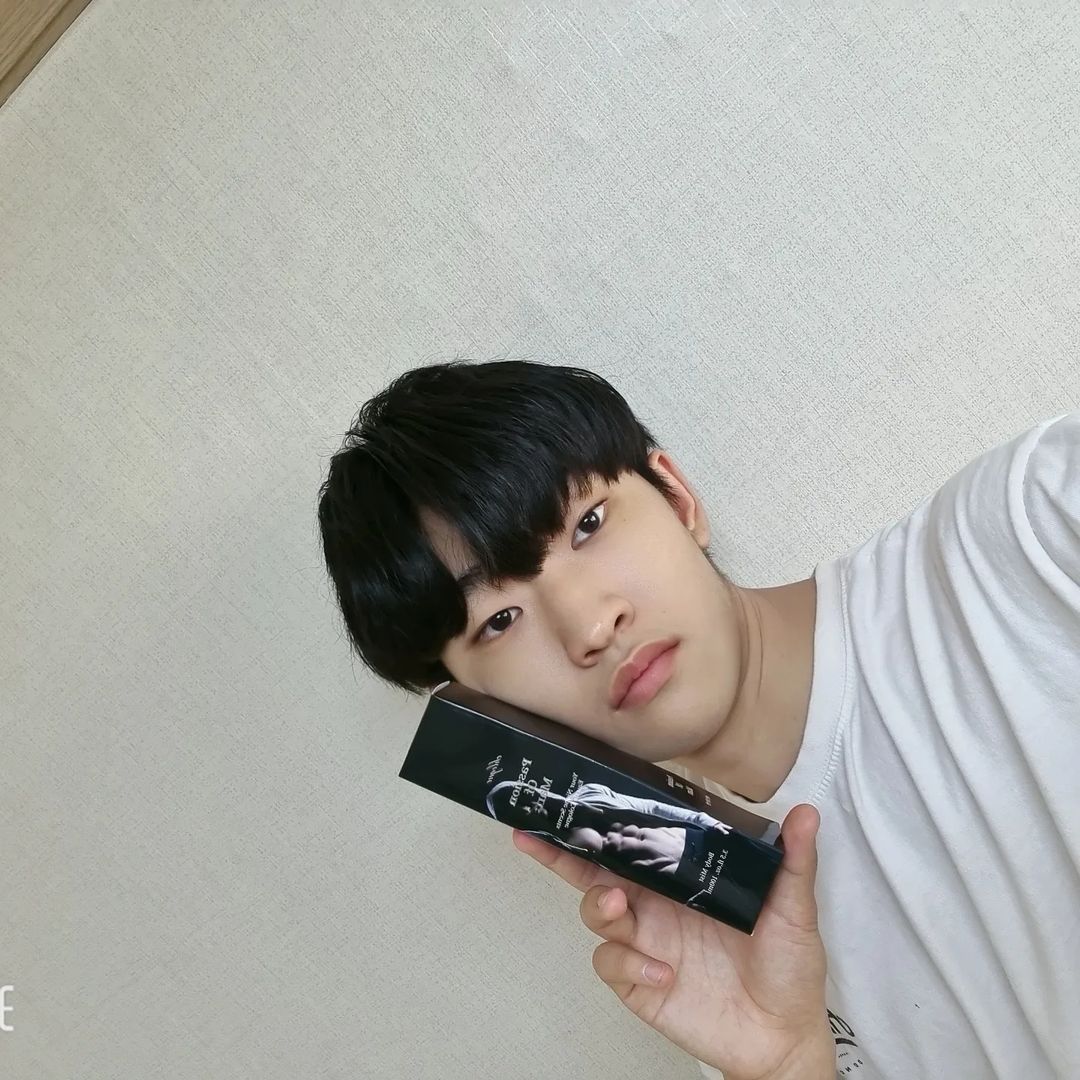 이태경 on Instagram: “#협찬 #광고 끌로뉴 바디미스트 . . 제품협찬으로 끌로뉴 바디 미스트를 받았습니다:) 패션 오브 맨 제품으로 신선한 만다린향에 부드러운 화이트 머스크로 마무리되는