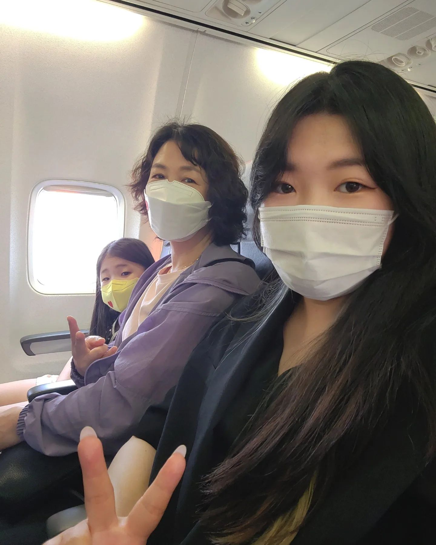🧡제주여행 DAY-1🧡

친구가 제주도에서 결혼을 해서
겸사겸사 가족들이랑 2박3일간 여행을 다녀왔어요🍊

결혼식 일정이 있어서 서쪽만 돌다 왔는데
담에는 동쪽으로 가보기로...!!!!

남편은 회사때문에 못가고 엄마, 아빠, 오빠,
다온이랑 갔는데 결혼하고 7년차만에
이렇게 완전체로 가는 여행은 처음이라
더 기분좋고 행복한 여행이었슴다☺️☺️

📍결혼식-구엄리돌염전-981파크-흑돼지고기-어음분교1963(숙소)-불빛정원

#제주도여행 #가족여행 #제주도아이랑