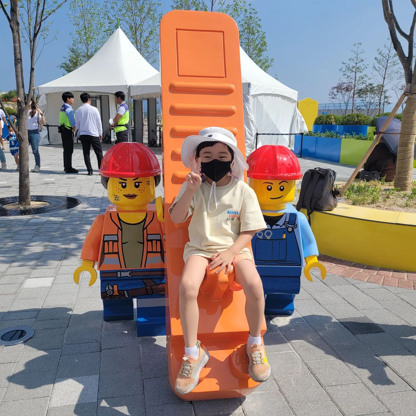 #레고랜드 

오로지 레고랜드만을 위한 3박4일
뭔 생각으로 3일동안 가겠다고 계획짠건지
나약한 부모들은 살아남을  수 없는 곳이지만 ㅋㅋㅋㅋ

너무 즐거웠던 3일
모든 놀이기구들을 다 타봤을 만큼
놀이기구 무서워하는 서비가 탈게 많았던 곳❤️

알록달록 색감의 귀여운 레고의 향연들
가서 원하는 레고도 하나씩 get해서 돌아옴

담에 또가쟈.. 좀 덜 더울때🔥

#레고 #춘천레고랜드 #람보르기니레고 #아빠가젤신남 #일상 #3박4일 #춘천여행 #가족여행 #주말보다평일이사람더많았음 #당황했지만 #모든놀이기구정복 #셀스타그램 #가족사진