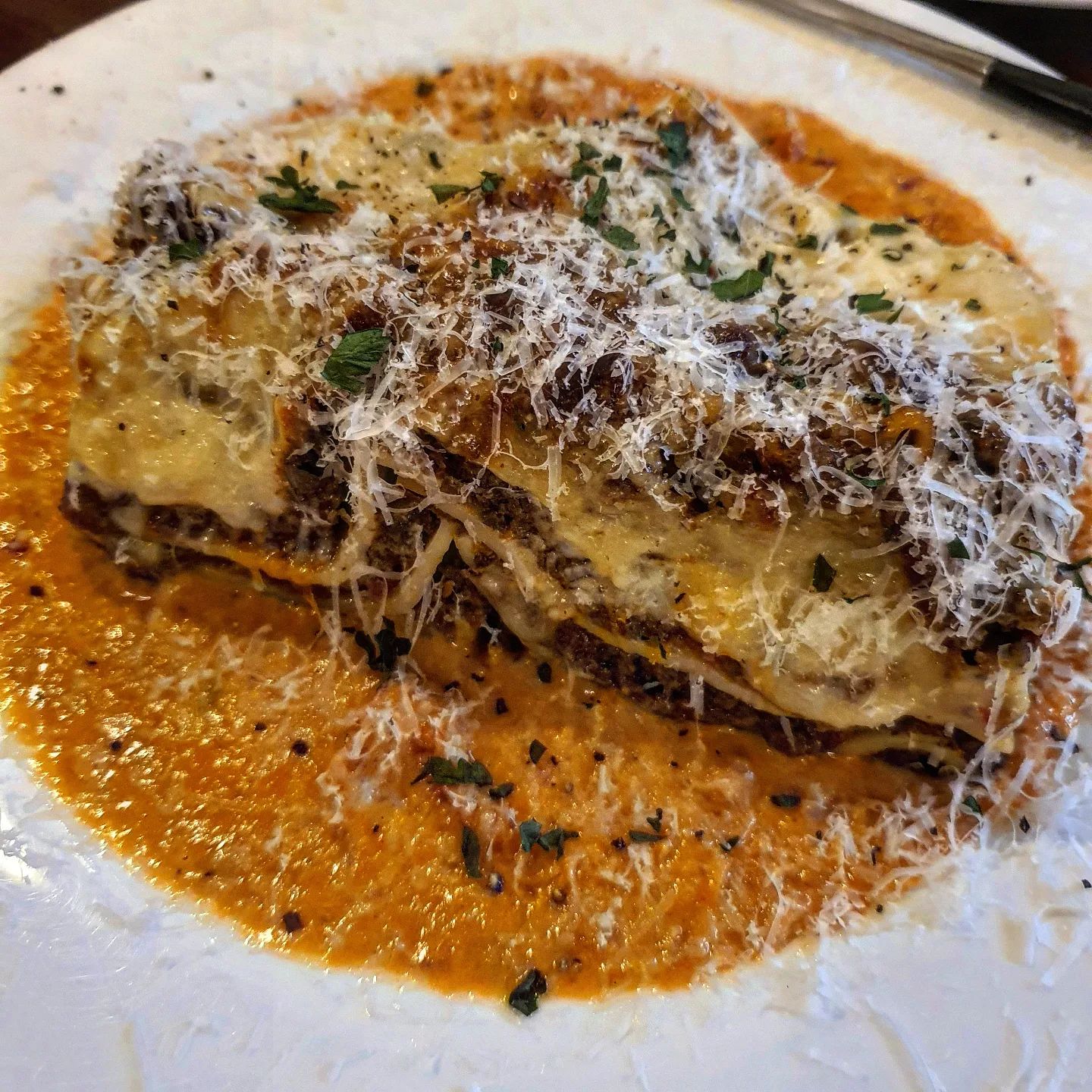 🍝
𝐏𝐋𝐀𝐂𝐄: 간판없는가게
𝐌𝐄𝐍𝐔&𝐏𝐑𝐈𝐂𝐄:
로제소스 라구라자냐 25,0
스테이크 리조또  25,0
라임 모히또 9,0

최고 핫플 종로3가 익선동 간판없는가게에 다녀왔어요😛
네이버에 리뷰가 1000개가 넘는 유명한 맛집이라 가는 동안 설레고 두근두근 떨리더라구요💗

익선동 특유의 트렌디한 전통스러운 분위기랑 또 힙한 인테리어가 아주 멋진 곳이어서 사진도 잘나왔어요 넘 좋군😎 

저는 엄마와 함께 갔는데 엄마가 커트러리가 넘 맘에 든다며 탐내셨던..ㅎ 
이런 작은 차이에서부터 맛집은 다르다구요! 센스만점 맛집~~직원분들도 정말 친절보스셨어요 (재방문의사 당연히 있음 🙆‍♀️)

저희는 로제소스 라구 라자냐랑 스테이크 리조또를 시켰는데, 라자냐는 양이 꽤 됐어요! 그리고 플레이팅이 넘 이쁘게 나왔구 맛있었어요 🤍
스테이크 리조또는 찹스테이크랑 고민하다가 시킨 메뉴인데, 직원분께서 시그니처 중 하나라며 추천해주셨어요
역시! 시그니처를 먹어야한다는걸 깨달음 👍🏻 
스테이크 리조또 추천드려요 (호불호 없을 맛)
음료는 라임 모히또를 시켰는데 JMT~
시원하고 청량감 채워주는데 양도 많음
그리고 피클도 맛있어요 헤헤

옆테이블은 거의 다 명란 스파게티를 시켜서 너무 궁금했는데 .. 전 다음에 이거 먹으러 또 가게요 .. ㅋ 이거랑 시금치피자.. 찜^^

여기가 완전 젊은 사람들의 취향 저격인 장소라 사람들 많았구 6시쯤 갔는데 좀만 늦게 갔으면 웨이팅할뻔했어요 휴우 핫플이란..~
내부 공간은 꽤 넓었습니당 !! 
2인좌석×10+ 정도 되어보였어요
화장실도 내부에 있고 깨끗하고 좋아요 ㅎㅎ

전 다음에 명란스파게티와 시금치피자 먹어보겠슴댱 뿅💫

#익선동 #익선동맛집 #간판없는가게 #익선동간판없는가게 #익선동파스타 #종로3가맛집 #종로3가역맛집 #종로맛집 #협찬 #먹스타그램 #맛스타그램 #먹팔 #먹팔맞팔 #먹팔하면맞팔 #종로파스타