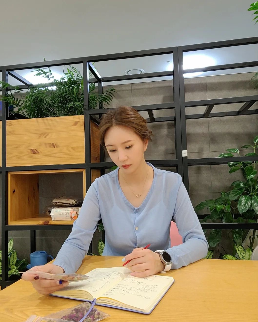데일 카네기 성공 대화론 중에서..✍️
우리는 마음 먹은대로 된다📚
언데나 턱을 당기고 왕관을 쓴 것처럼 고개를 꼿꼿이 들어라 우리는 고치 안에 들어있는 신이다. 아직 허물을 벗지 않은...🔜