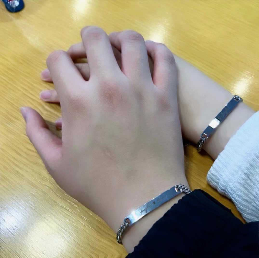 윤종빈 on Instagram: “#협찬 본 게시물은 @daily_unique 의 제품 제공으로 작성되었습니다. (데일리 유니크) 1+1 커플 팔찌 이니셜 각인 써지컬스틸 연인 혹은 친구와 함께 커플템, 우정템으로 맞춰