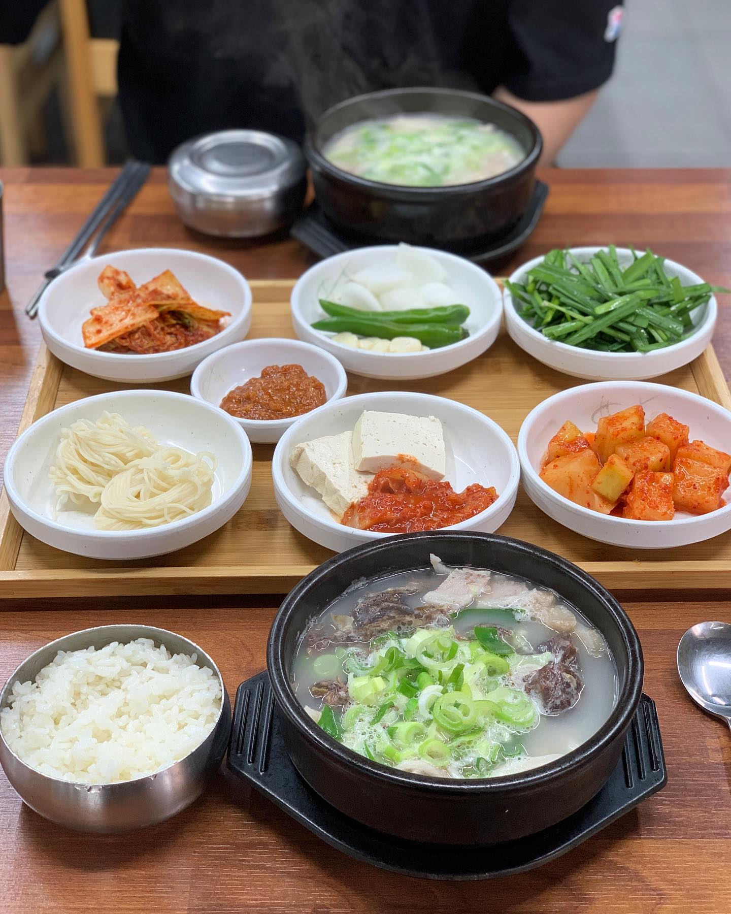 차가운 음식은 웬만하면 
먹으면 안된다는 청천벽력 같은 검진결과.

얼죽아에겐 사형선고.

그래서 오늘 점심은
투표 하러 가기 전
따끈한 국밥 한그릇

#투표완료

.