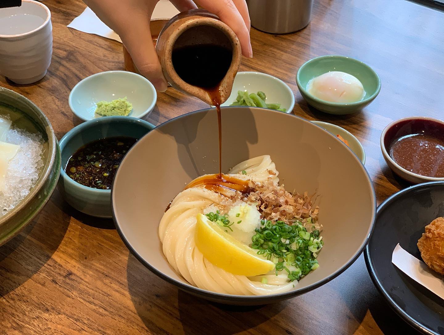 공휴일 맞이해서 올리는 서울 맛집 2탄🤍

무더운 여름에 입맛을 싹~돌게해줄 #냉우동맛집
#마포역 #우동이요이요 추천합니다💛

[ 냠솔 추천 메뉴 ] 
☑️ 이요이요 납작우동 12,000원
☑️ 붓가케우동 10,000원 
☑️ 고로케(1개) 2,000원

👉 마포역에 위치해서 쪼꼼 멀었지만 ‘서비스랑 맛’ 
모두 미쳐버린 냉우동을 위해서라면 또 웨이팅할 수 있어요🫶 (심지어 #자가제면 이라서 쫄깃탱글✨) 

👉 냉우동은 처음이었는데 진짜 얼음 위에 올려준 
탱글한 면발에 마음을 한번 빼았기고,, 같이 나온 
특제 소스에 퐁당 담구면 짭쪼름한 게 미쳐버립니당!! 
(소스에 레몬즙 뿌리기🍋) 

👉 개인적으로는 냉우동 1개에 따뜻한 음식 1개 조합으로
주문하면 좋을 것 같아요! 계속 찬 음식만 먹으니까 
한국인이라 그런가 따뜻한 음식이 땡기더라구요,,🤭

👉 냉우동 조합으로 무조건 먹어야겠다면 ‘고로캐’ 추가해서 속 든든하게 데워주기❤️ 전 고로캐 결국 한번 더 주문해서
친구랑 총 4개나 먹었어요🤣