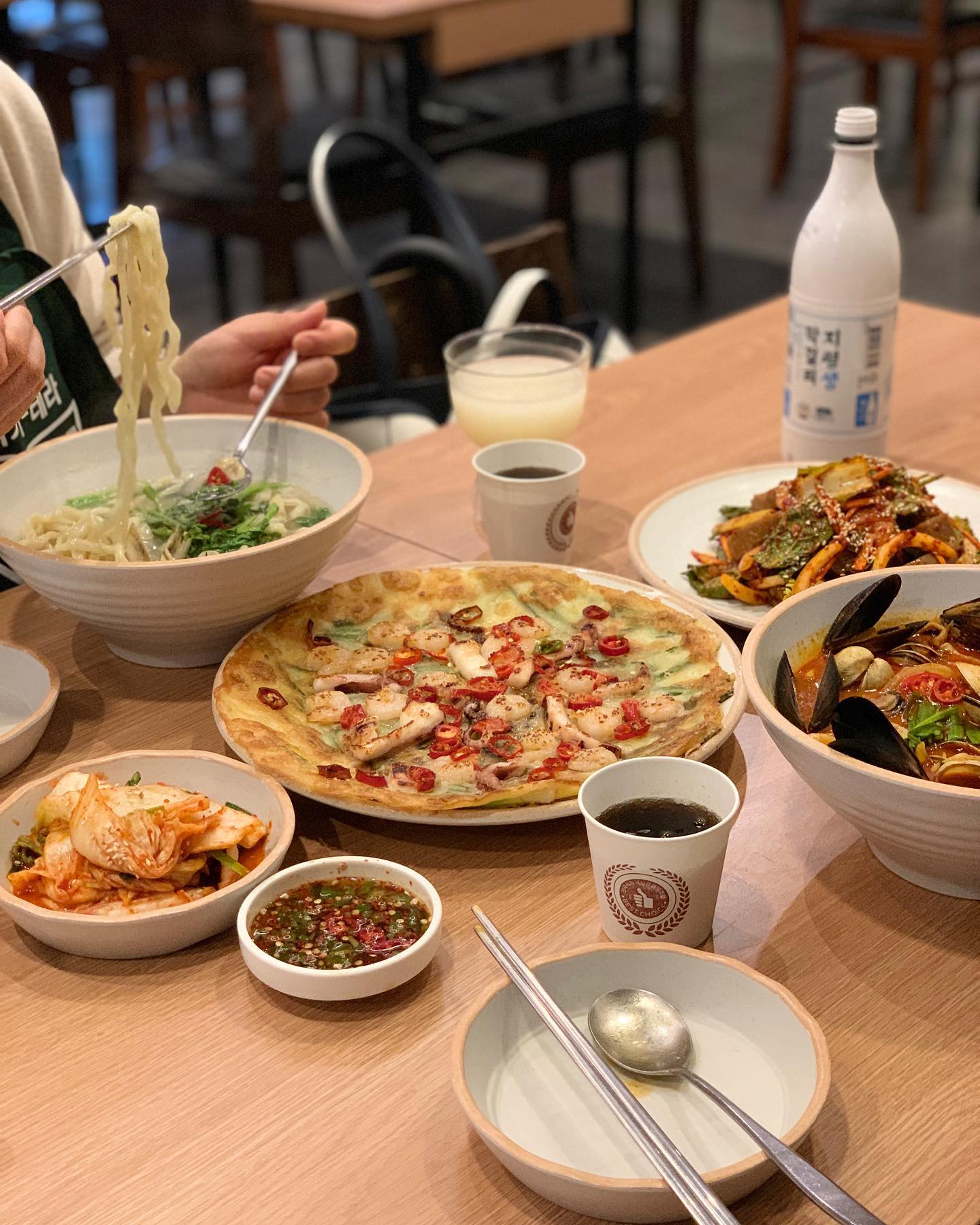 공휴일 기념 서울 맛집 풀기 1탄❤️

강남역에서 얼큰하고 시~원한 #한식 #맛집 
찾는거 은근 어렵지 않나요🥹?!!

👋🏻 강남역 5번 출구 앞에 위치한 
#창대조개칼국수 진짜 자신있게 추천드려요🫶
(마초쉐프 브랜드 사장님이 만들거라네요?!)

[ 냠솔 주문 메뉴 ]
☑️ 동죽칼국수 9,000원 
☑️ 동죽 짬뽕칼국수 11,000원
☑️ 해물새우파전 16,000원 
☑️ 도토리묵 6월 커밍쑨🫠 

👉 자칭 조개 싫다고 말하고 다니는 사람인데 
여기 ‘동죽 조개’ 왤케 맛있죠🥹 
오동통한 조개 살맛에 육즙이 팡하고 터지는게 미쳤슴돠

👉 시원한 국물 베이스에 청양고추가 들어가서 
살짝 칼칼하니 맛있어요! 더 자극적이고 매운맛을 원한다면 
짬뽕으로 주문해보세요!

👉 #해물파전 은 막걸리 환상의 짝궁인거 아시죠.(진지.)
대왕 사이즈도 미쳤는데 해물이 완전 푸짐.. 
막걸리 조합으로 퇴근 후 간단하게 한잔해도 좋을듯🍶🍻🤍

* #도토리묵 은 시음 테스트 해봤는데 야채도 
싱싱하고 맛있었어요! 파전이랑 궁합이 좋아서 
어서 정식메뉴로 출시되었으면..🫶 (사장님 보이시나요)