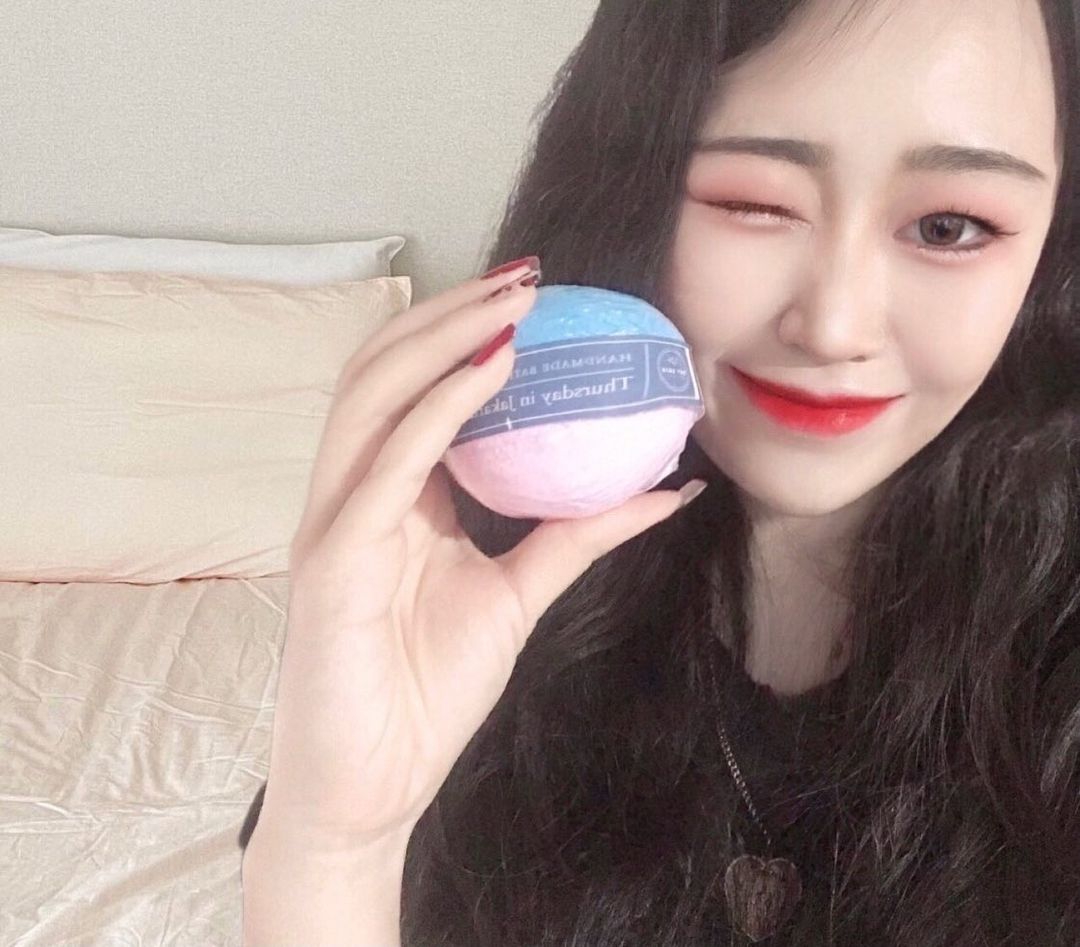 J̷u̷o̷k̷ on Instagram: “#광고 #협찬 🤍 Skinua Bath Bomb 🤍 하이드롤라이즈드 콜라겐이 함유된 배쓰밤이예요 천연 코코넛 계면활성제 사용으로 인체에 무해, 편백나무와 라벤더에거 추출한 천