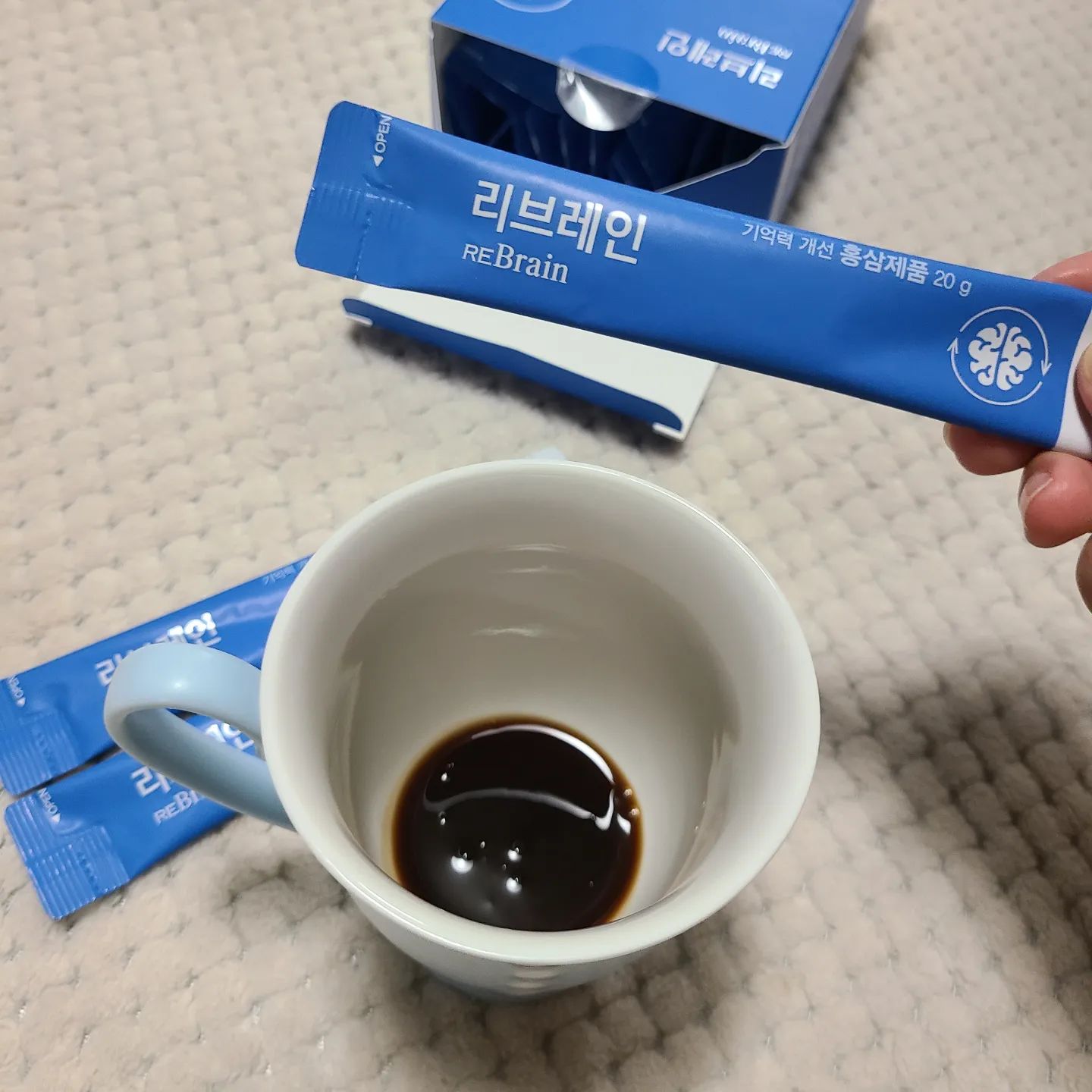 #협찬 

아기를 출산한 이후에 기억력이 많이 안 좋아졌다는 걸 느껴요~육아맘이라면 누구나 한번쯤 겪었을 건망증으로 기억력에 좋다는 리브레인을 알게 되었는데요☺️
6년근 홍삼과 특허받은 알츠하이머성 치매치료제인 VT012가 함유되어 면역력 증진과 기억력 개선에 좋아요~ 홍삼은 써서 잘 안먹는데 맛도 달아 거부감 없이 먹기 좋았어요 
한포씨 포장되어 가방속에 넣어 간편하게 들고다니며 챙겨먹기도 좋아요
한포에 양도 많고 맛도 진해서 한포만 먹어도 건강해지는 기분이예요💞 
주변에 출산 후 건망증이 심해진 육아맘이나 60대 부모님께 건강선물로 너무 좋을거같아요 

#닥터브이티#리브레인 #홍삼 #건망증 #기억력 #육아맘 #워킹맘 #부모님선물 #60대선물