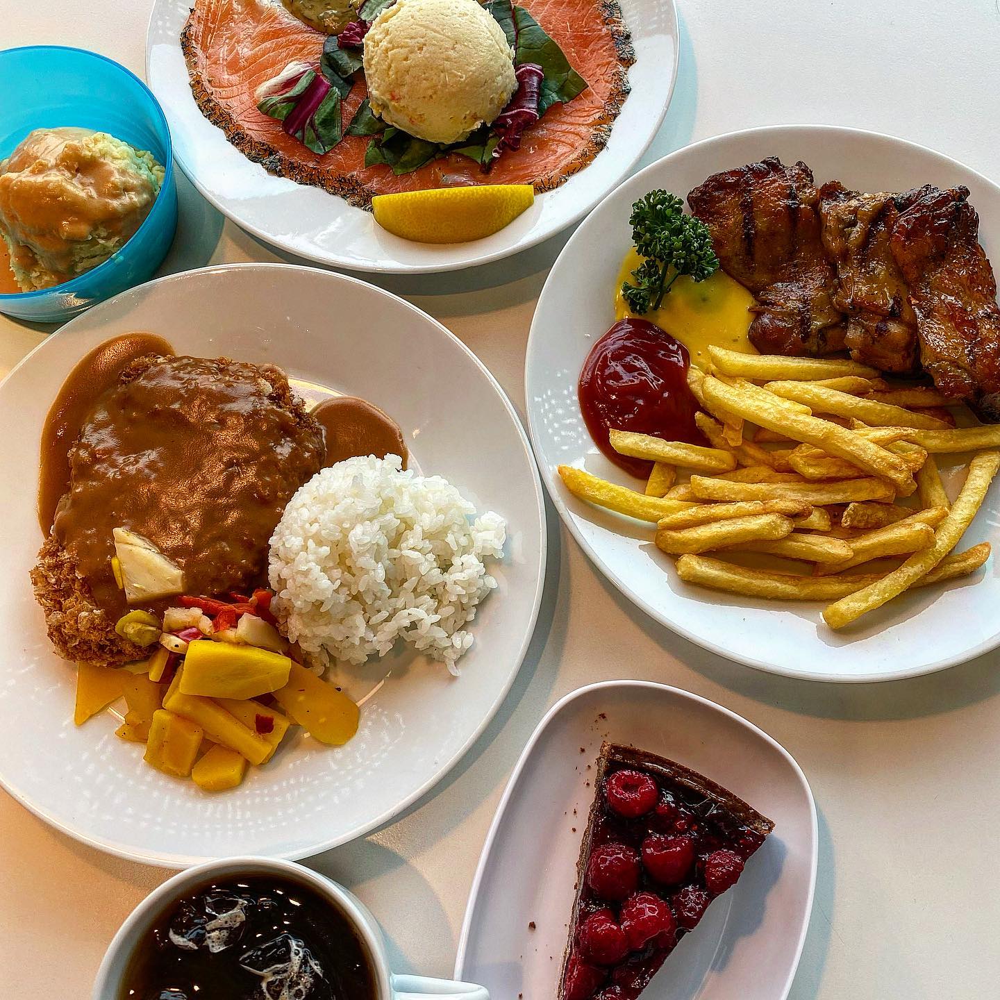 #광명이케아#이케아맛집#데이트코스#가성비갑#돈까스맛집#광명맛집#이케아

이케아 가셔서 뺑글뺑글 걷다 만난
파.라.다.이.스🏝♥️

당 떨어진채 눈돌아가서 다 먹어본
ㅇ….이..인분,,☺️힛.. ♥️
(분명 밥 먹고 방문했는데)

저저 돈까스 너모 맛있어요!!
분명 속으로 아 무슨 이케아에서 돈까스야,,하며 쿠사리준 메뉴가 너무 맛있어서 계속먹고 쿠사리준 사람이 다먹어버림(그게 저요저요.)

로스트치킨은 솔직히 생각보다 아쉬웠어용,,감튀때문에 살아남음,,

매쉬드포테이토 감자덕후로써 사랑이에요♥️
하지만 소스많이요!!라고 요청드렸다면 더더 맛있게 먹었을것!🥲

절인연어도 꽤나 어울리는 레몬딜소스로 괜찮았어요.

저 라즈베리초코는,,,,시콤달달♥️ 
커피랑 먹으면 환상의단짝 이랄까요

이렇게 먹부림을 마친 후 소화 시키겠다고 다시 열심히 돌아 다니며 구경했찌만,,,,이케아에서 계산 다 하고 콘아이스쿠림 사들구 나가야 하는거 국룰 아시죠??🙌🏻♥️
츄라이츄라이〰♥️
