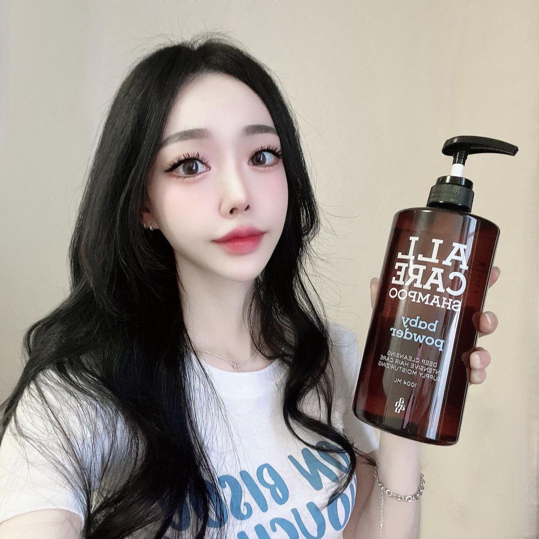 새 롬 on Instagram: “#협찬 ⠀ ⌜아유아유⌟ 올케어 샴푸🧴 ⠀ 두피 속 각질, 비듬, 먼지 등의 노폐물과 두피 깊숙이 쌓인 각종 이물질도 남김없이 깨끗하게 ◡̈ ⠀ 지난번 소개해드린 바디워