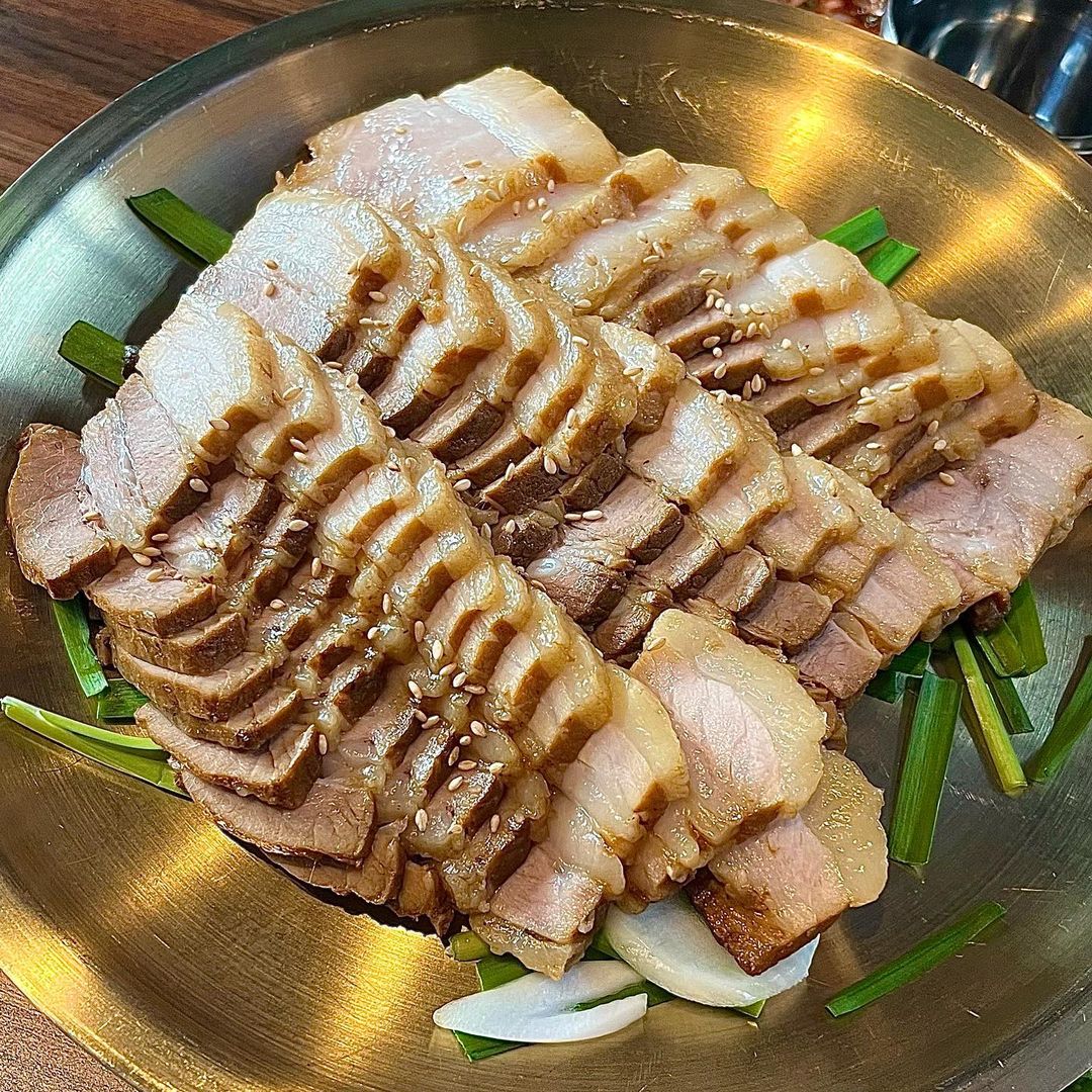 ✨쩝쩝박사 얌뚜✨ on Instagram: “#협찬 ʚ◡̈ɞ 💰보쌈(중) + 막국수(소) 📍호야네족발 동대문점 📍서울 동대문구 전농로 189 족발&보쌈의 맛집 #호야네족발 에 다녀왔다! 기본으로 깔리는 밑