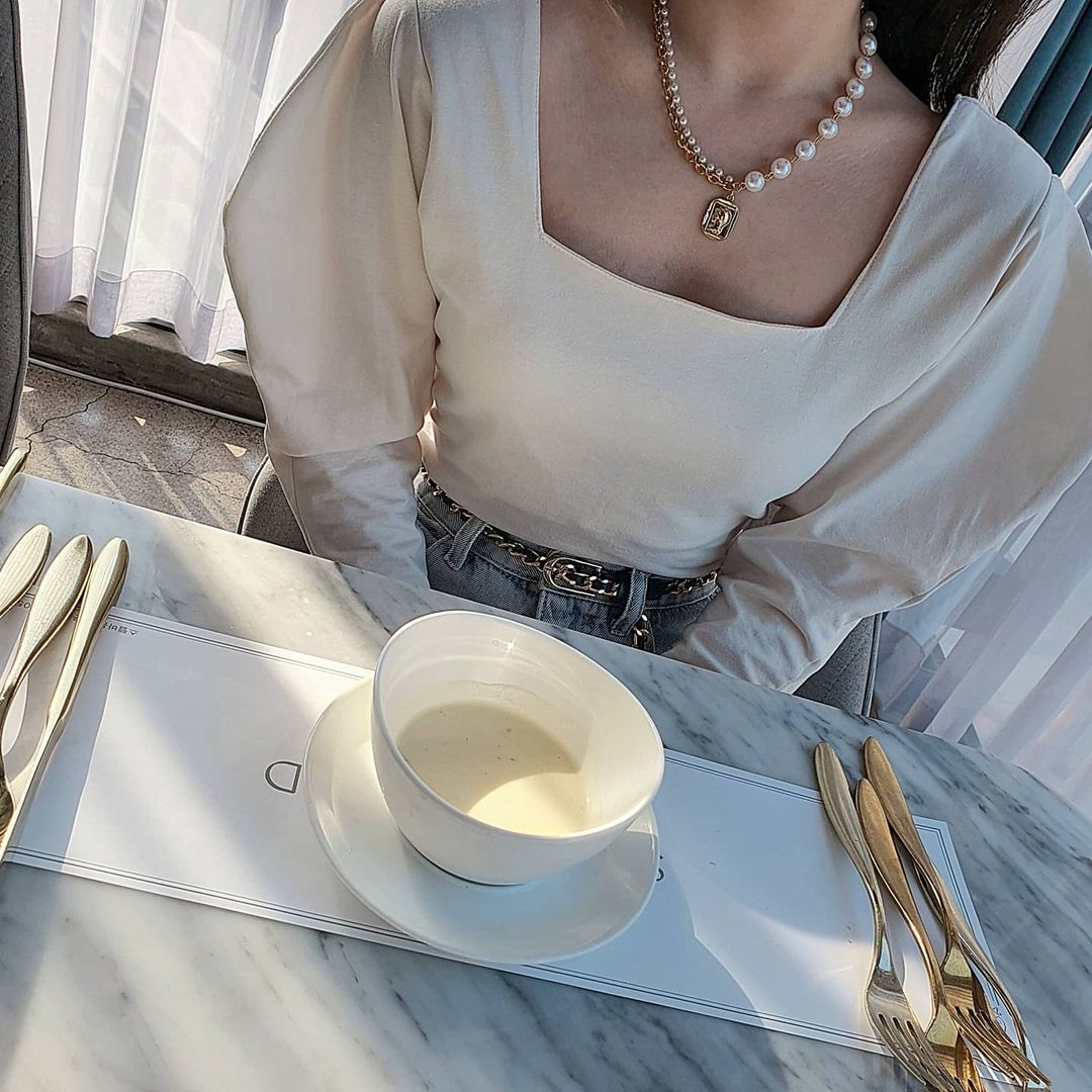 @21inch_hye on Instagram: “흔하지 않은 디자인에다가 특이하면서도 이뻐어 💎💍 써지컬체인이라서 더욱더 내 마음에 쏘옥 왼쪽 오른쪽 줄이 달라서 또 내 마음에 쏘옥 퍼프숄더, 스퀘어넥에